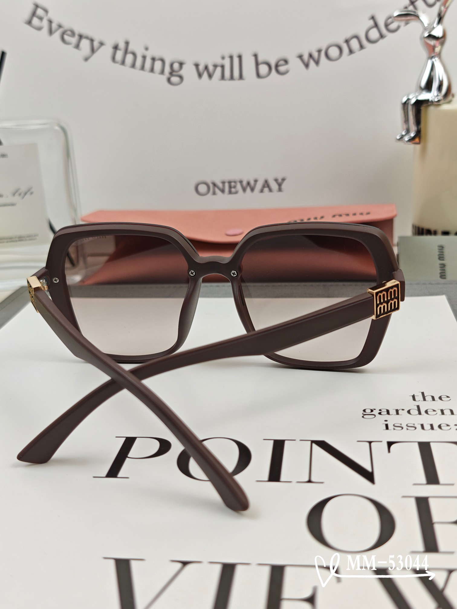 MIUMIU 2025年新作✨サングラス 紫外線99%カット、旅行や普段使いのコーディネートに最適 M53044