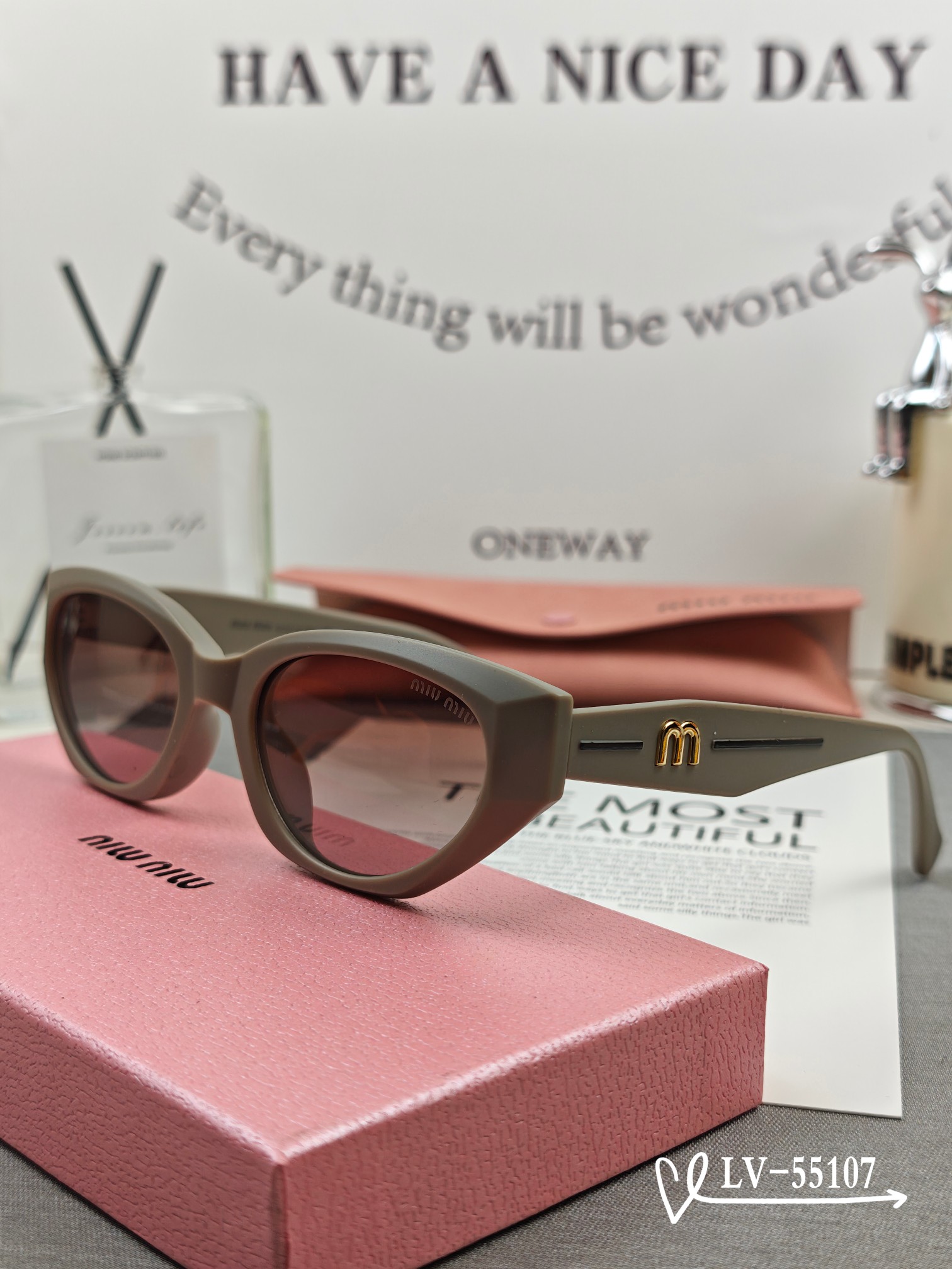 MIUMIU 2025年新作✨サングラス 紫外線99%カット、旅行や普段使いのコーディネートに最適 M55107