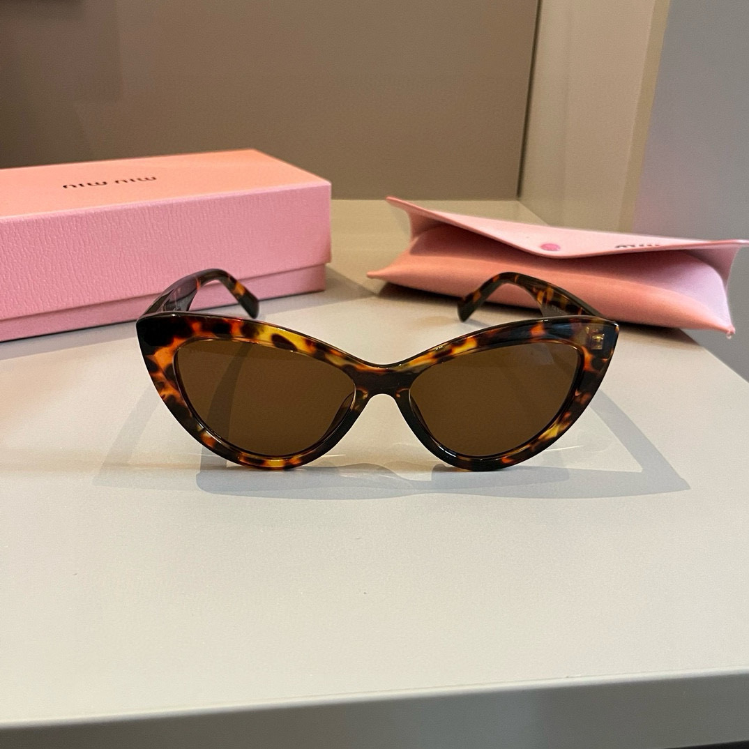 MIUMIU/ミュウミュウ 2024年新作 サングラス キャットアイ 旅行の必需品 人気スター愛用モデル M376646