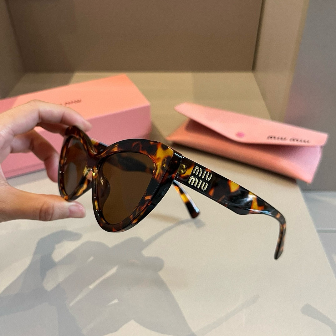 MIUMIU/ミュウミュウ 2024年新作 サングラス キャットアイ 旅行の必需品 人気スター愛用モデル M376646