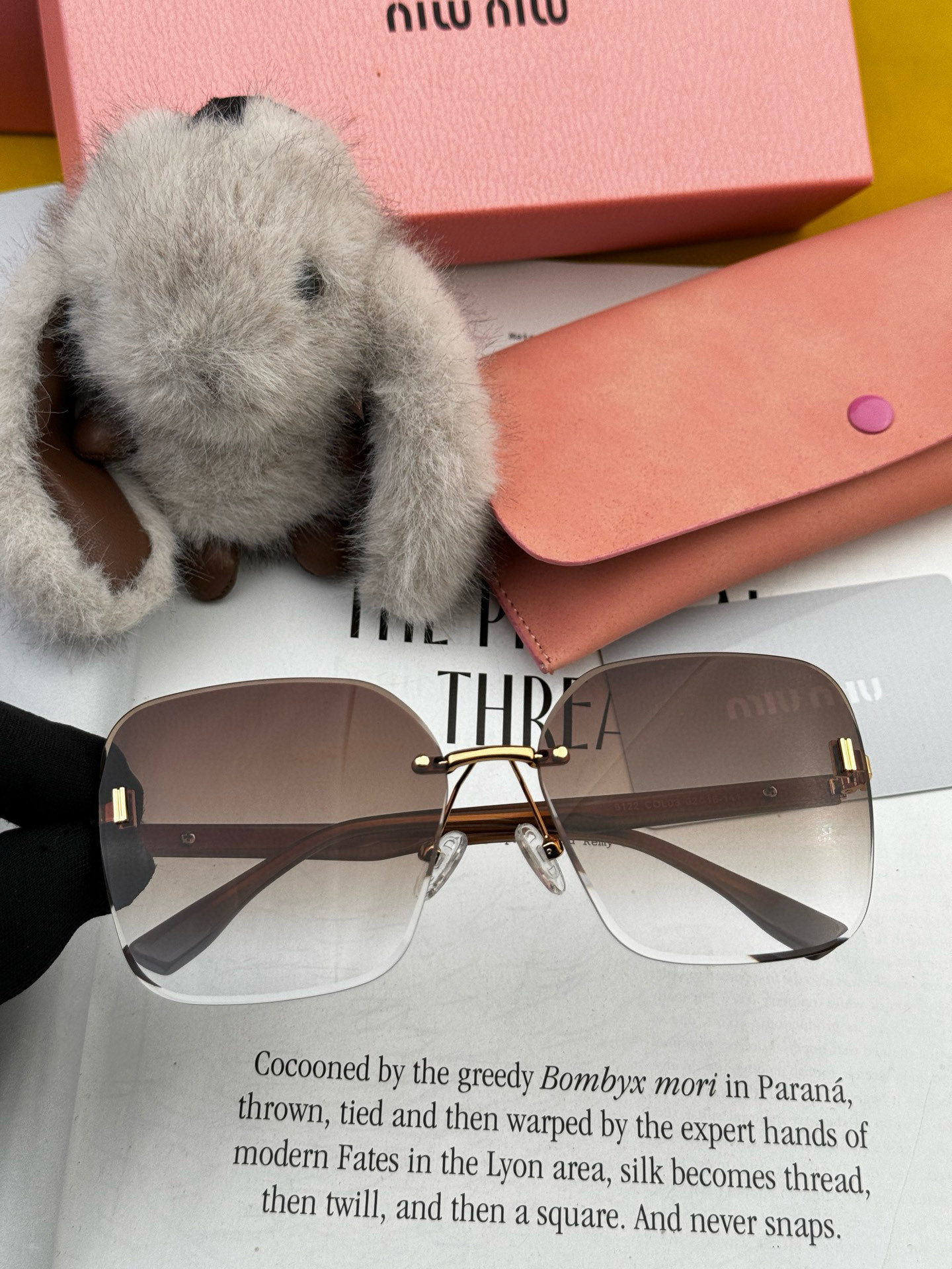 MIUMIU 2025年春、輝く新作が登場！❤❤ サングラスはマストハブなトレンドアイテム M2612