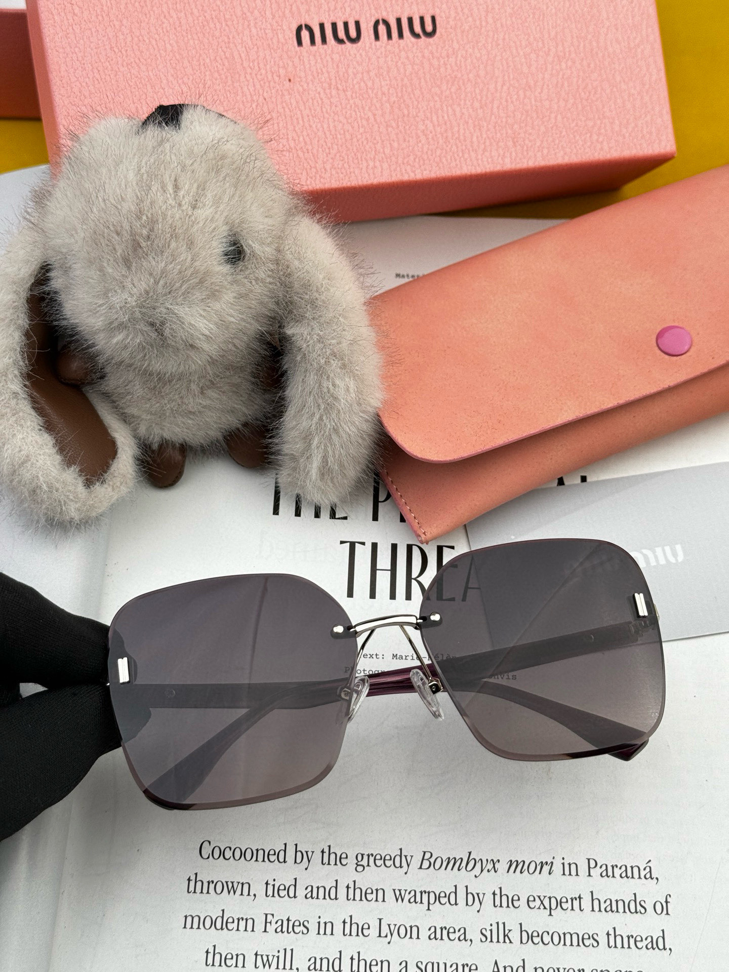 MIUMIU 2025年春、輝く新作が登場！❤❤ サングラスはマストハブなトレンドアイテム M2612