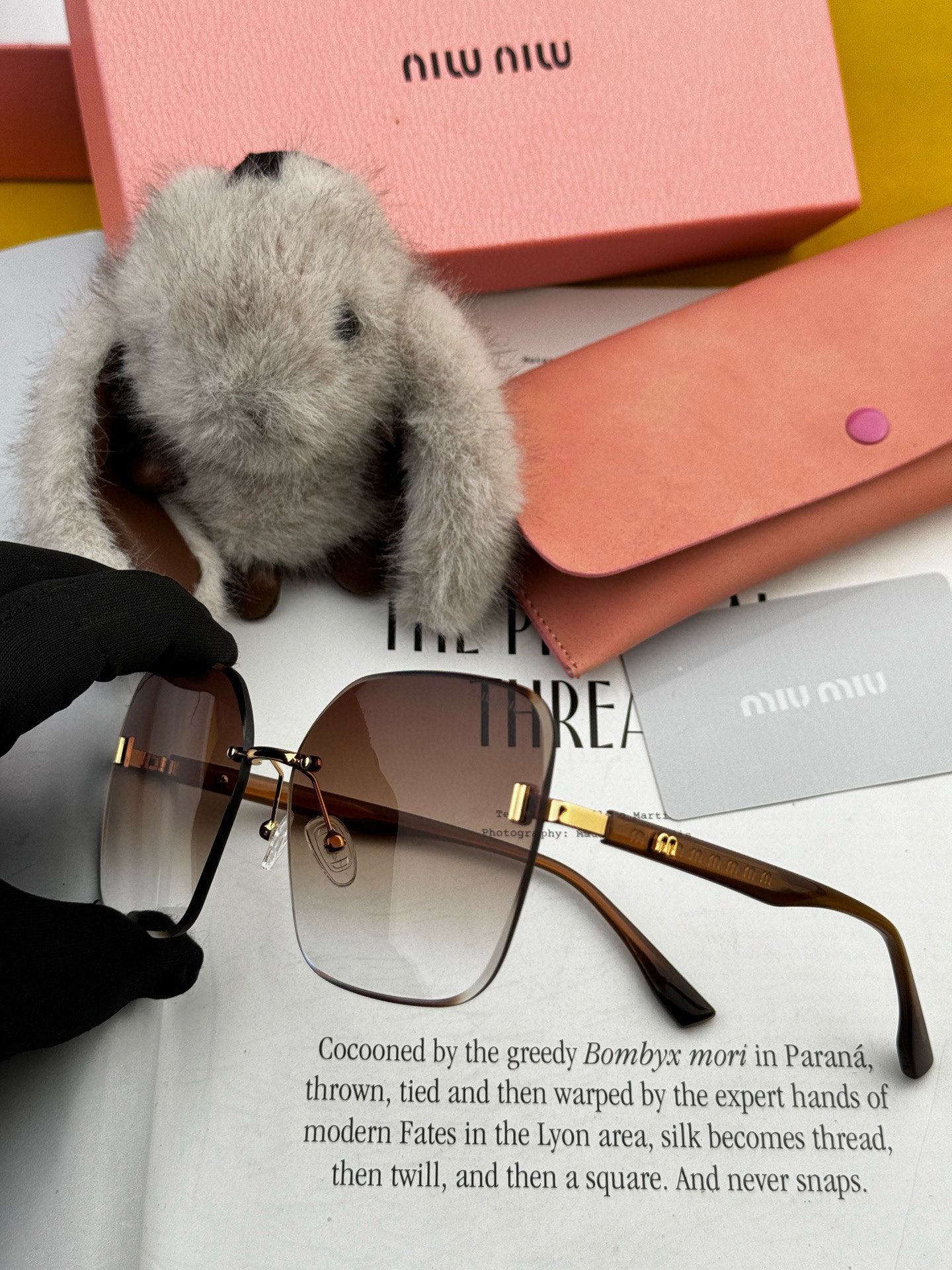 MIUMIU 2025年春、輝く新作が登場！❤❤ サングラスはマストハブなトレンドアイテム M2612