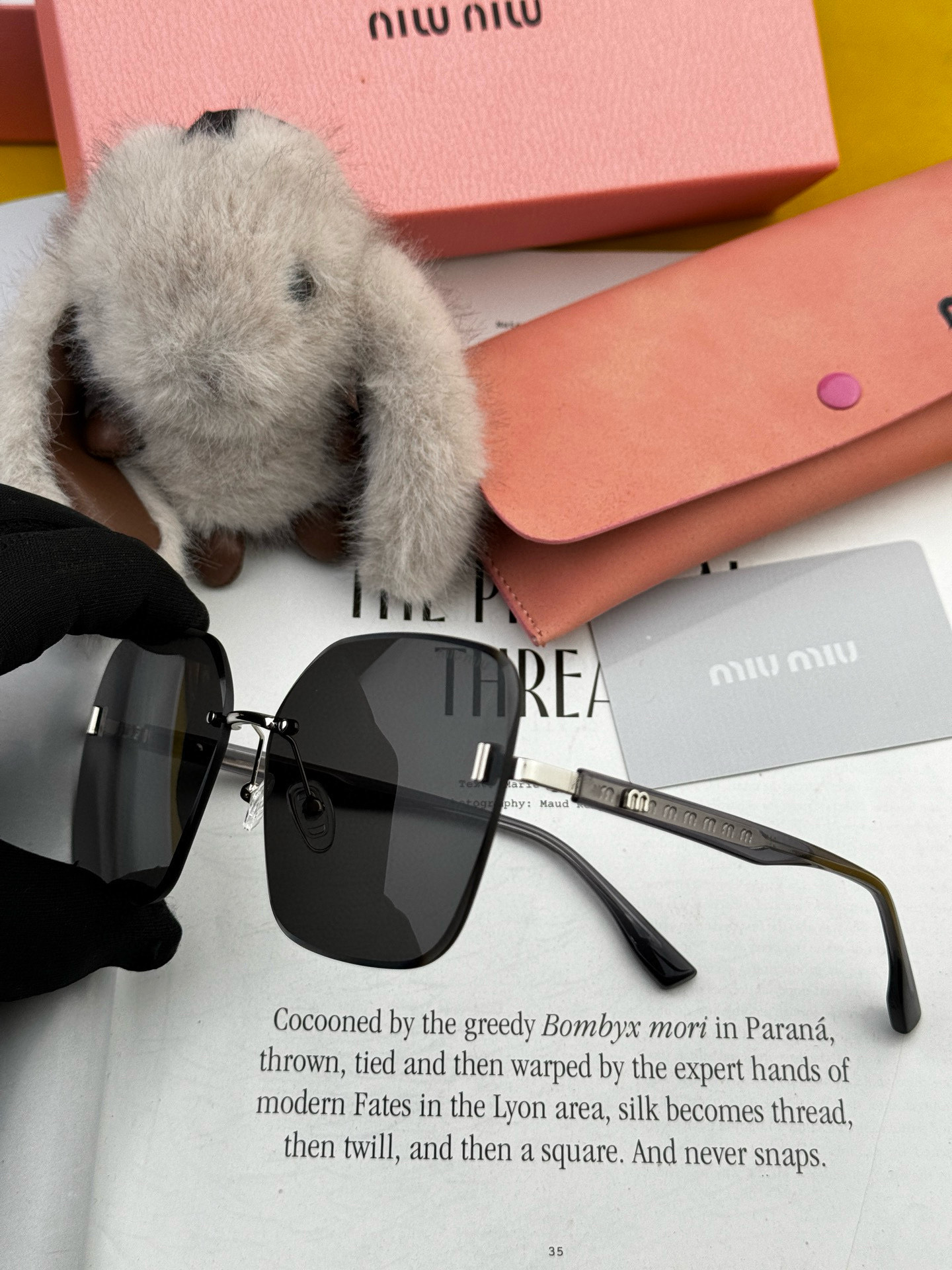 MIUMIU 2025年春、輝く新作が登場！❤❤ サングラスはマストハブなトレンドアイテム M2612