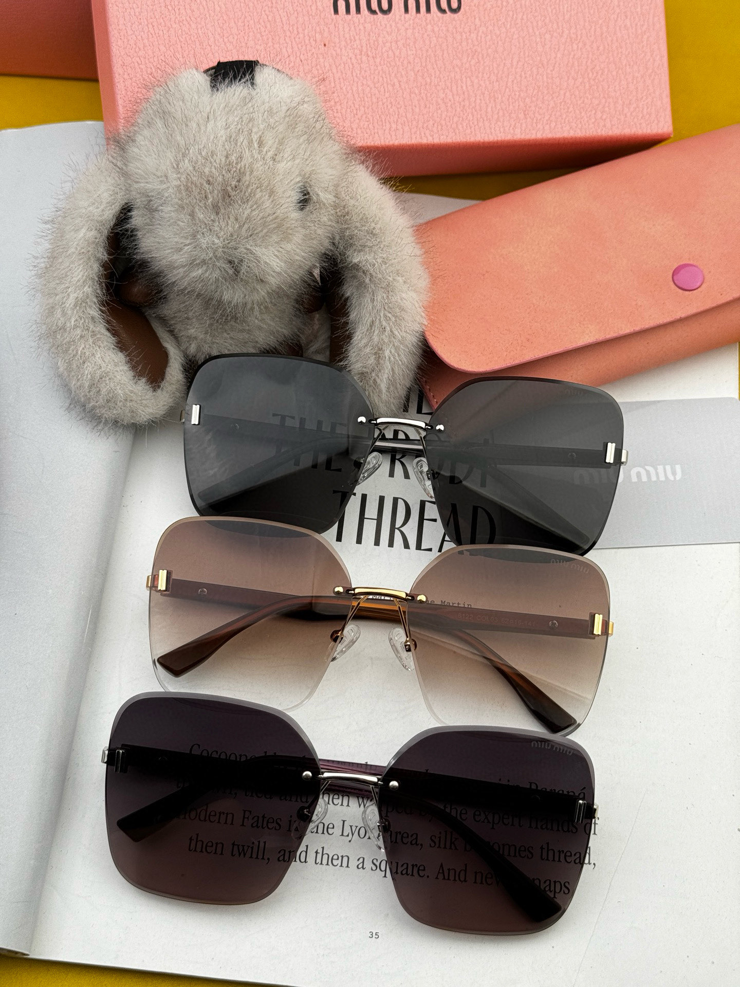 MIUMIU 2025年春、輝く新作が登場！❤❤ サングラスはマストハブなトレンドアイテム M2612