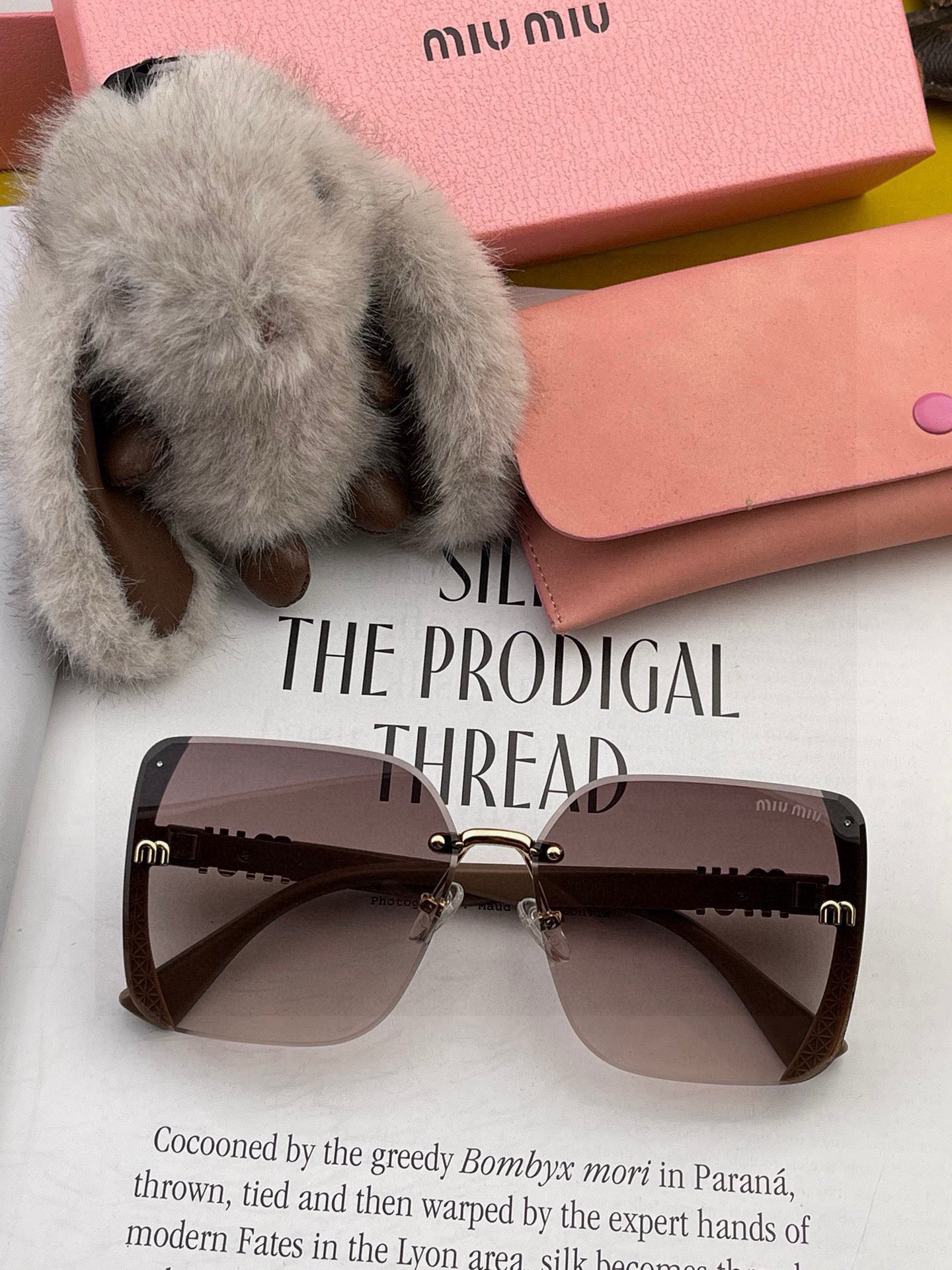 MIUMIU 2025年新作 眩いデビュー❤❤サングラスのマストアイテム M2100