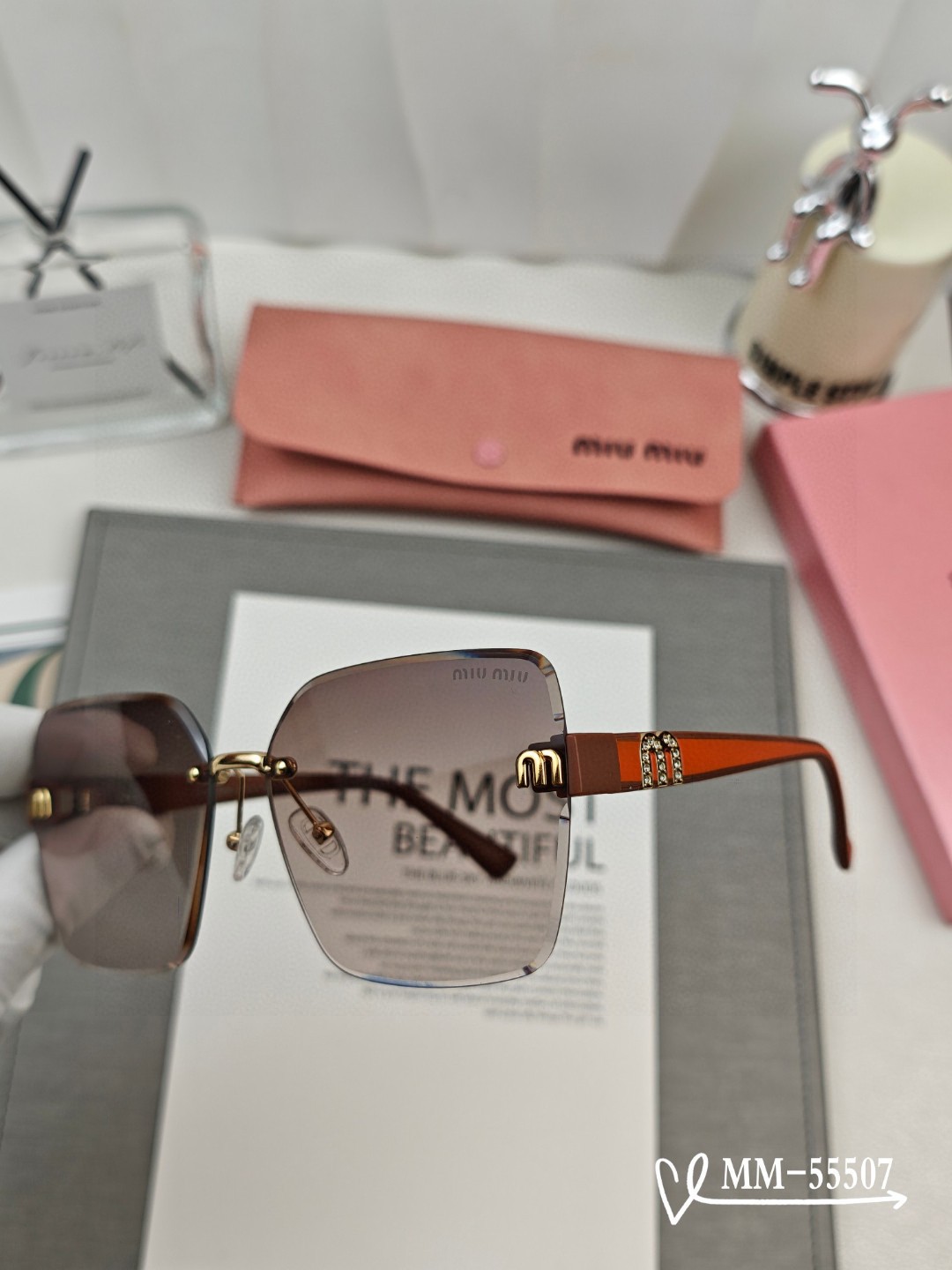 🍒2025年新作✨サングラス 紫外線99%カット、旅行やお出かけの服装に最適 M55507