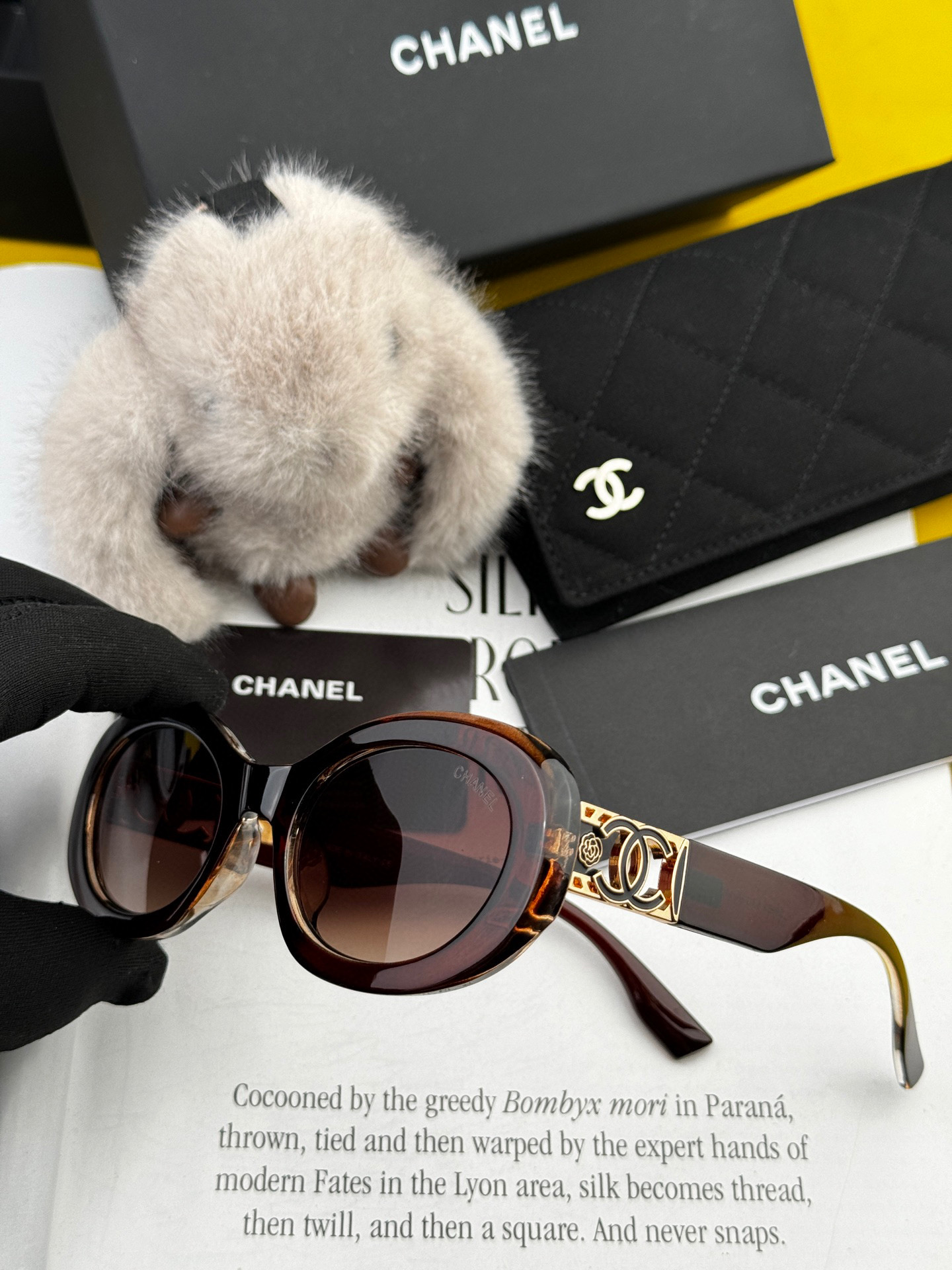 シャネルの新作サングラス、ユニークで前衛的な春夏最新モデル CH95803