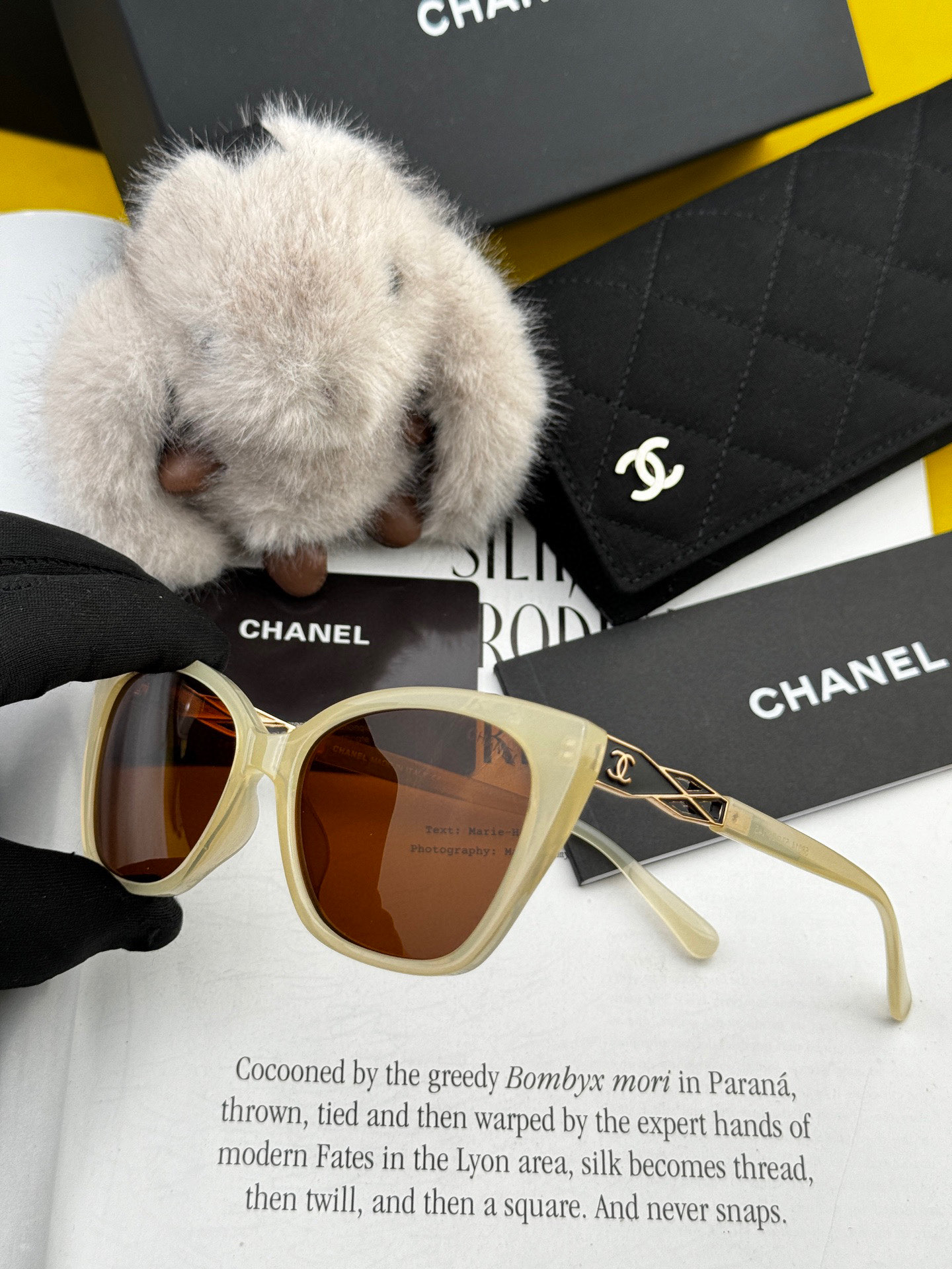 シャネルの新作サングラス、ユニークで前衛的な春夏最新モデル CH45801