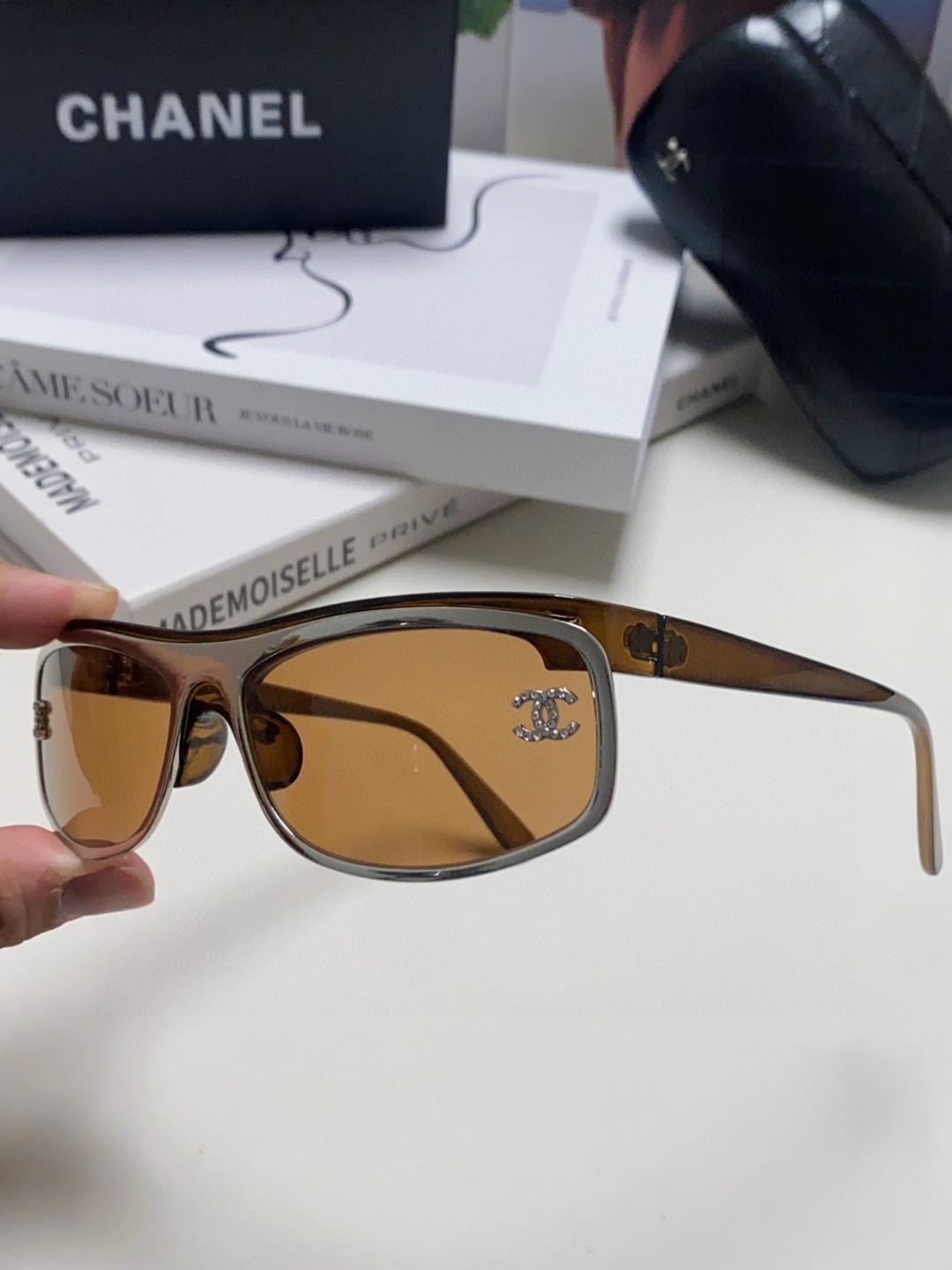 シャネル 2025年新作 欧米レトロ シルバー 曲面 アウトドア スポーツ サングラス CH381479