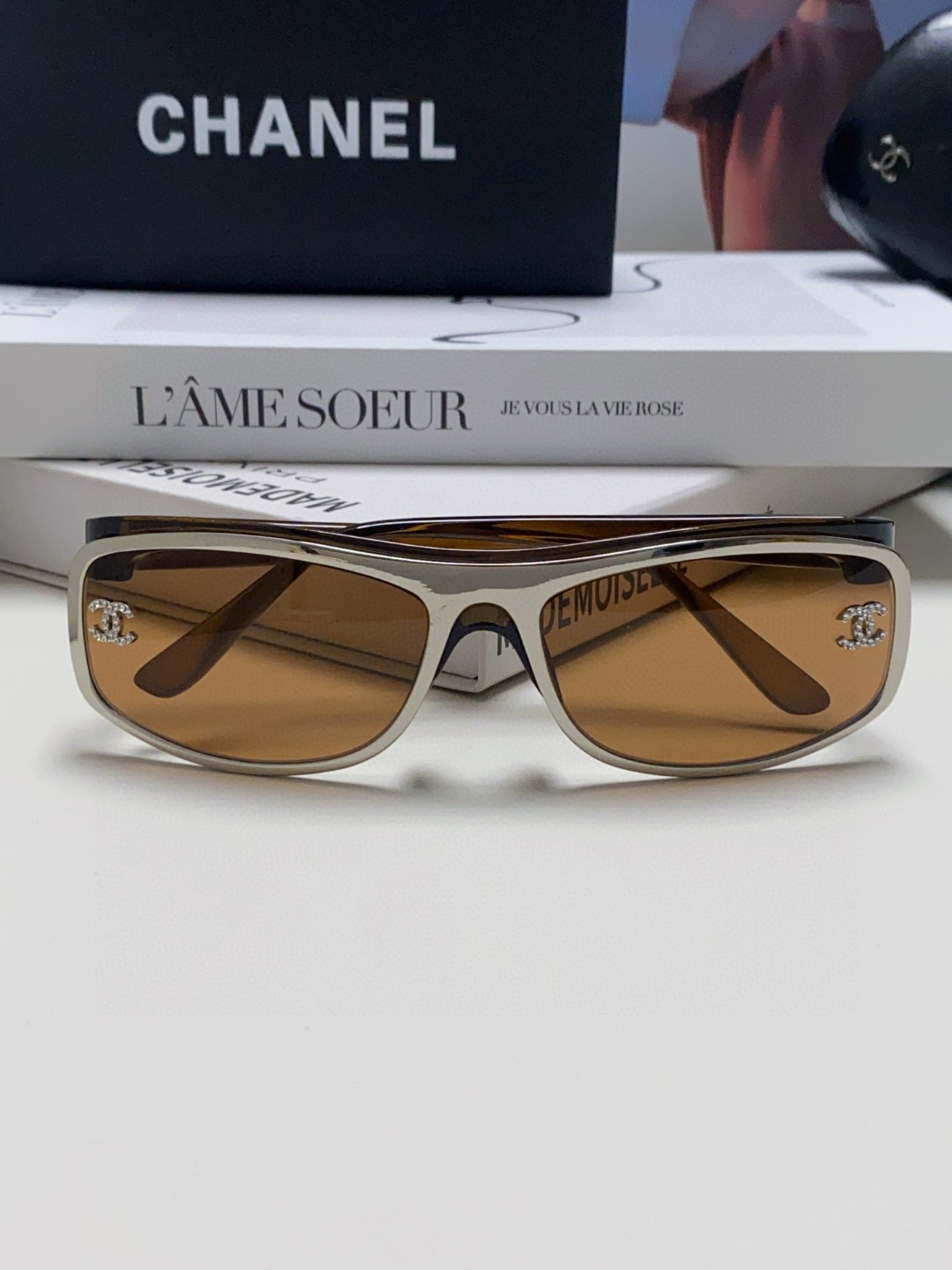 シャネル 2025年新作 欧米レトロ シルバー 曲面 アウトドア スポーツ サングラス CH381479