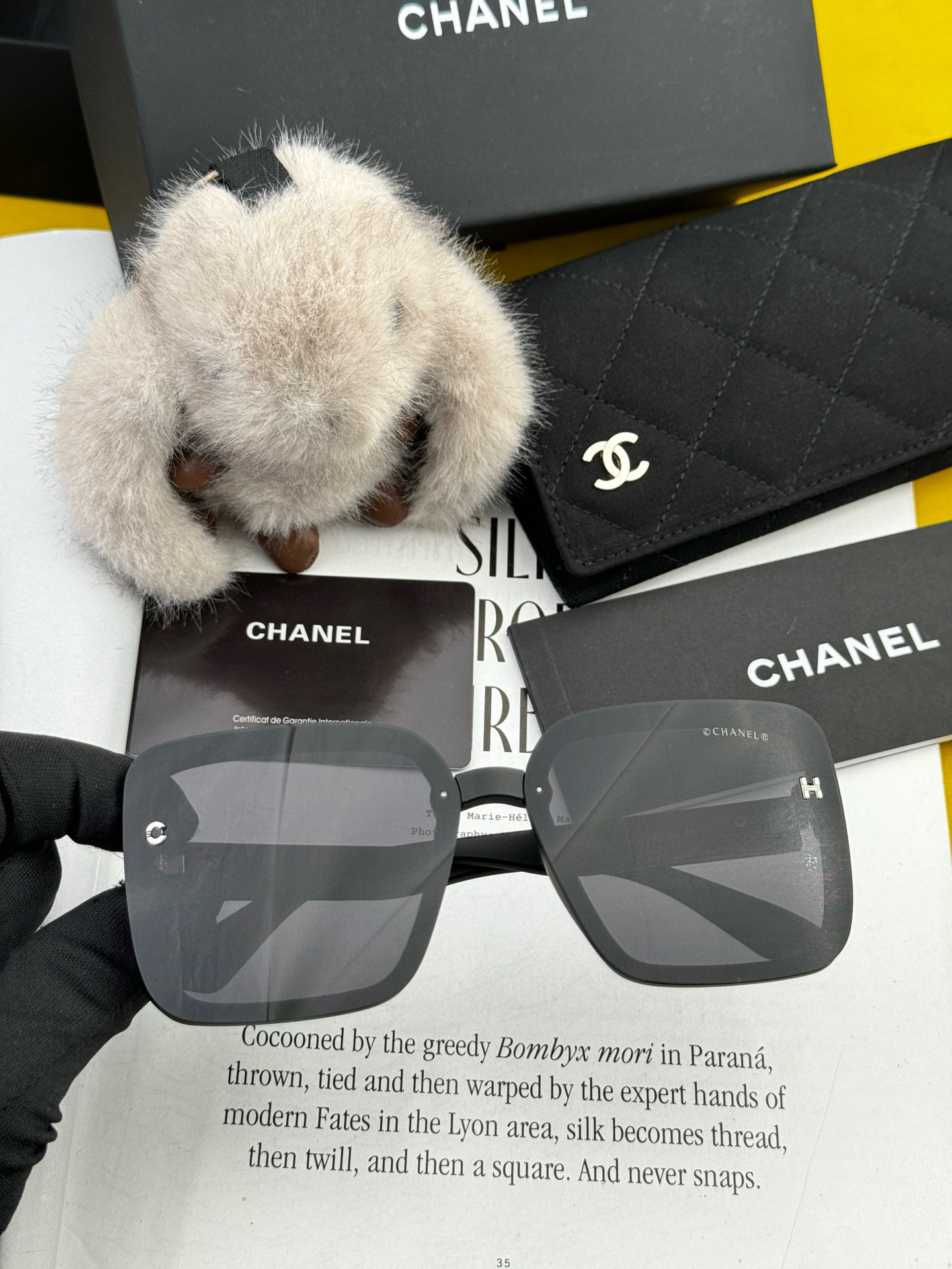 シャネルの新作サングラス、個性的で前衛的な春夏最新モデル CH2305