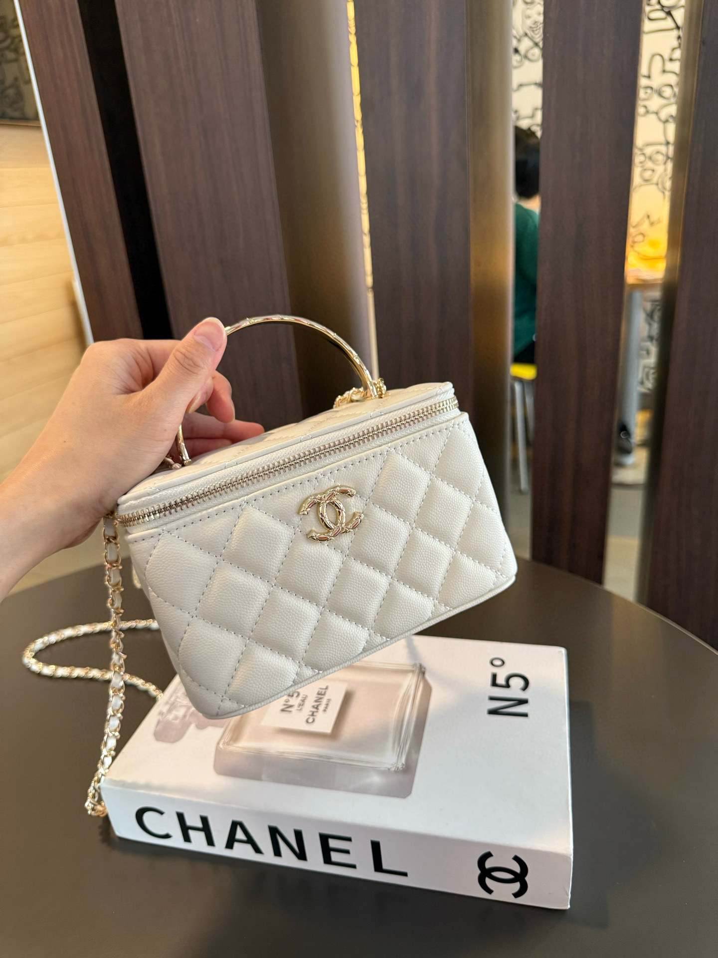 【新作】シャネル 25S ココクラッシュ ハンドル付きボックスバッグ 9875 キャビアスキン