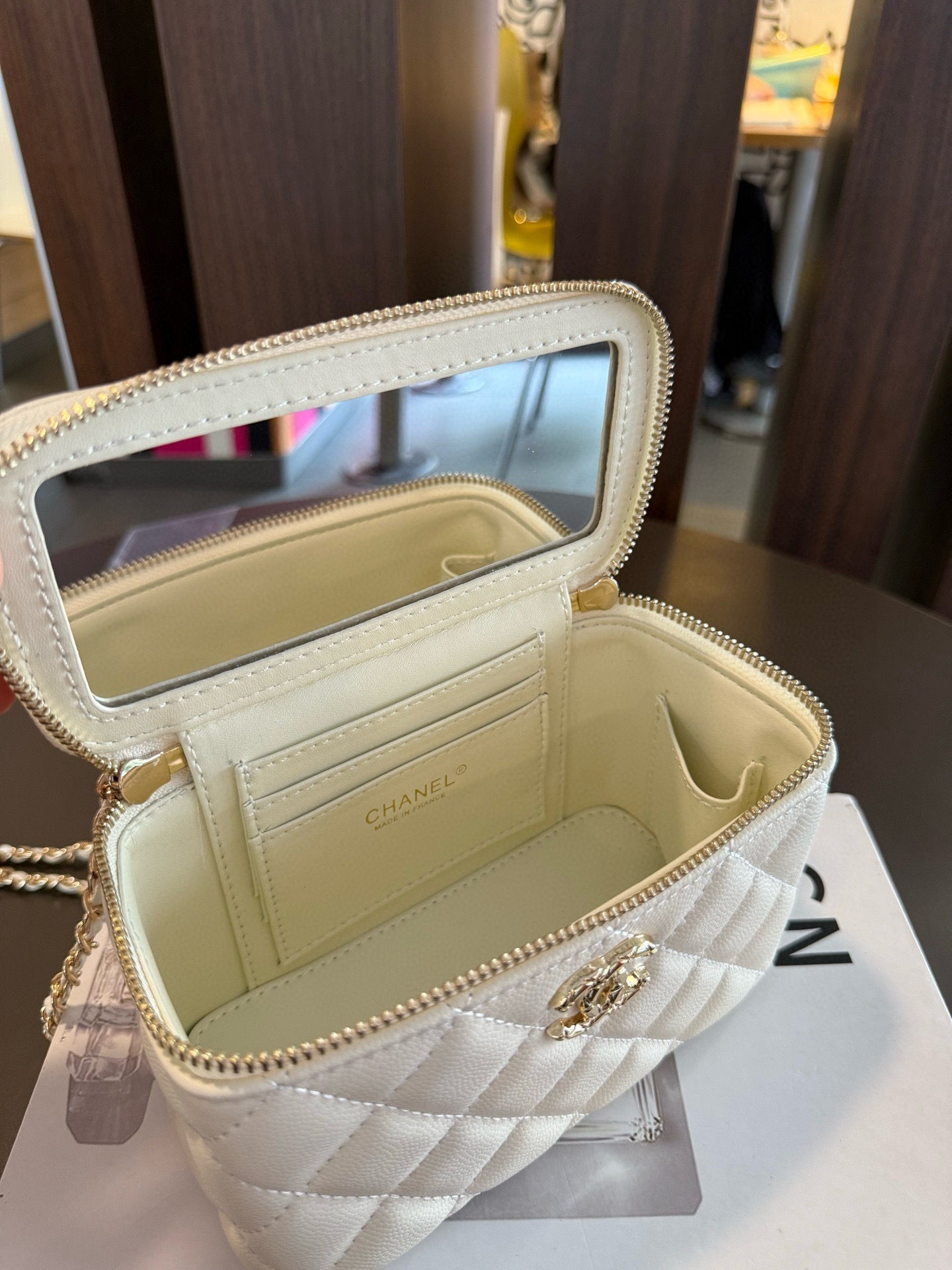 【新作】シャネル 25S ココクラッシュ ハンドル付きボックスバッグ 9875 キャビアスキン