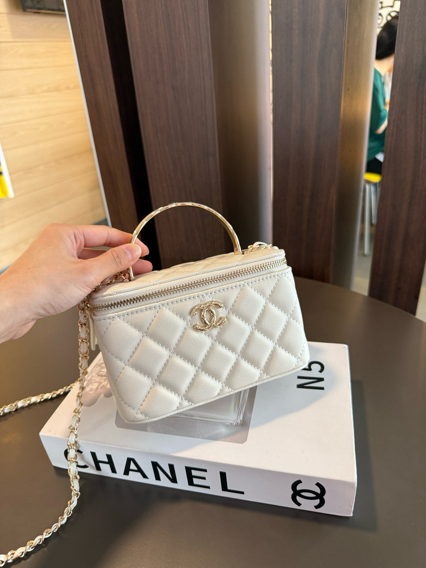 【新作】シャネル 25S ココクラッシュ ハンドル付きボックスバッグ 9875 キャビアスキン