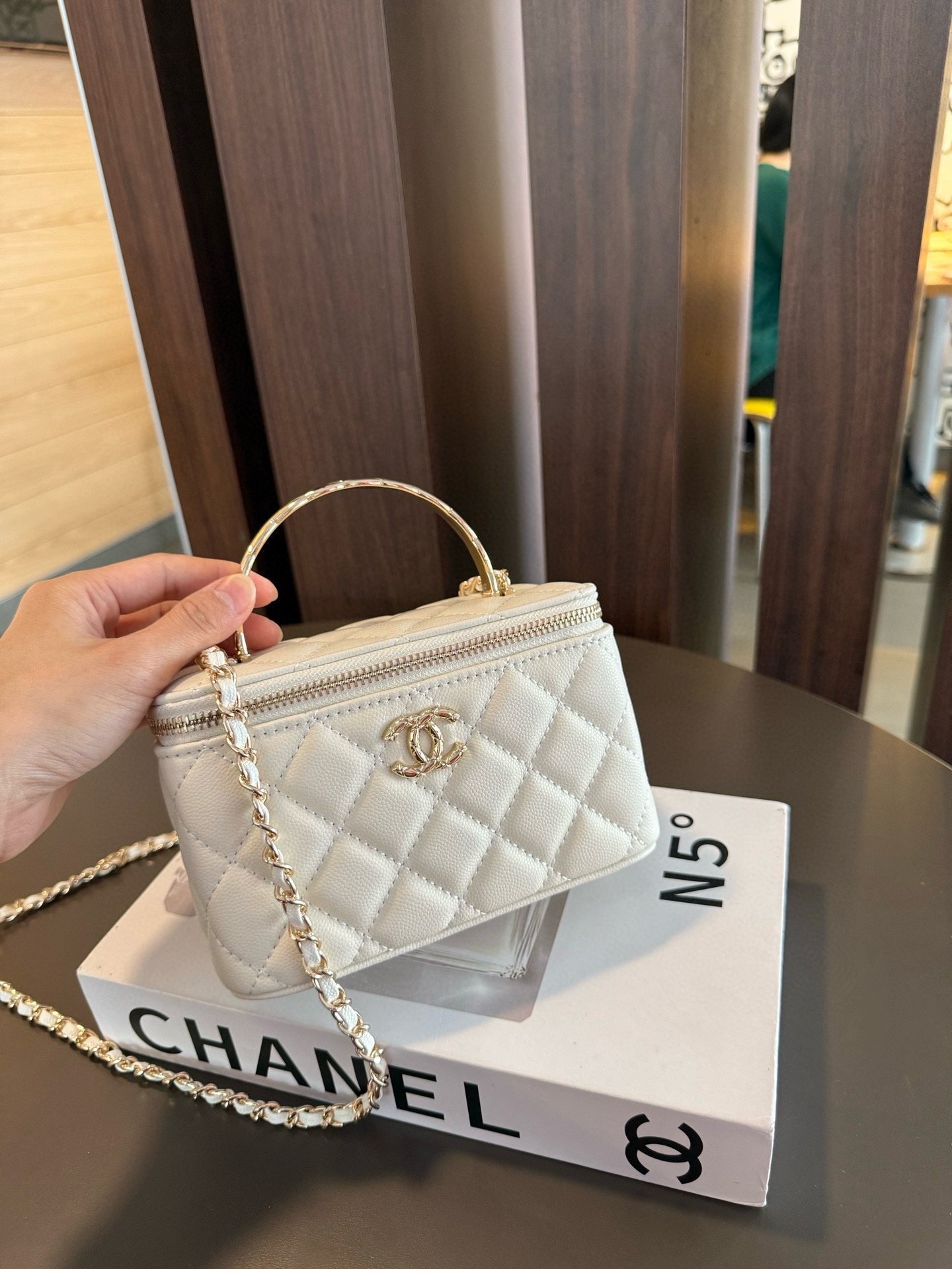 【新作】シャネル 25S ココクラッシュ ハンドル付きボックスバッグ 9875 キャビアスキン