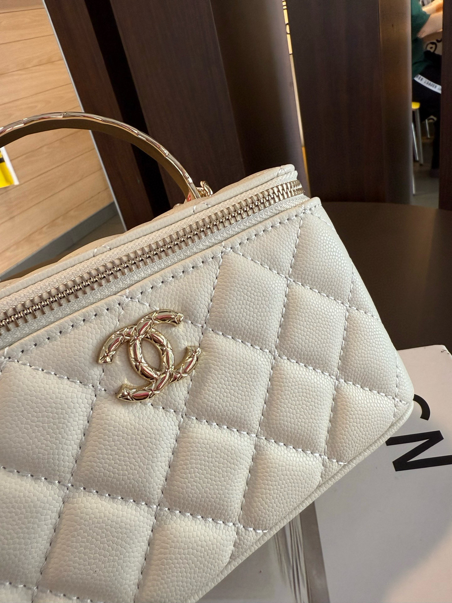 【新作】シャネル 25S ココクラッシュ ハンドル付きボックスバッグ 9875 キャビアスキン