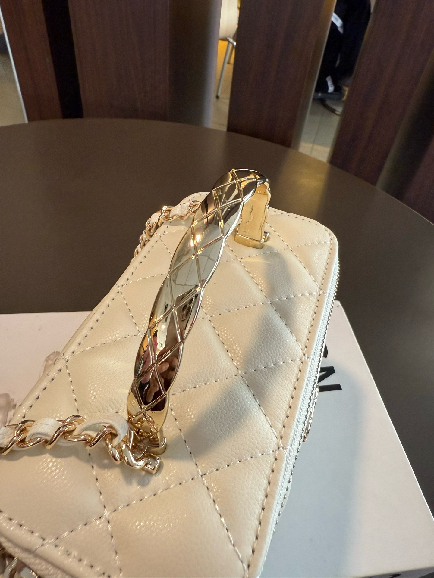 【新作】シャネル 25S ココクラッシュ ハンドル付きボックスバッグ 9875 キャビアスキン