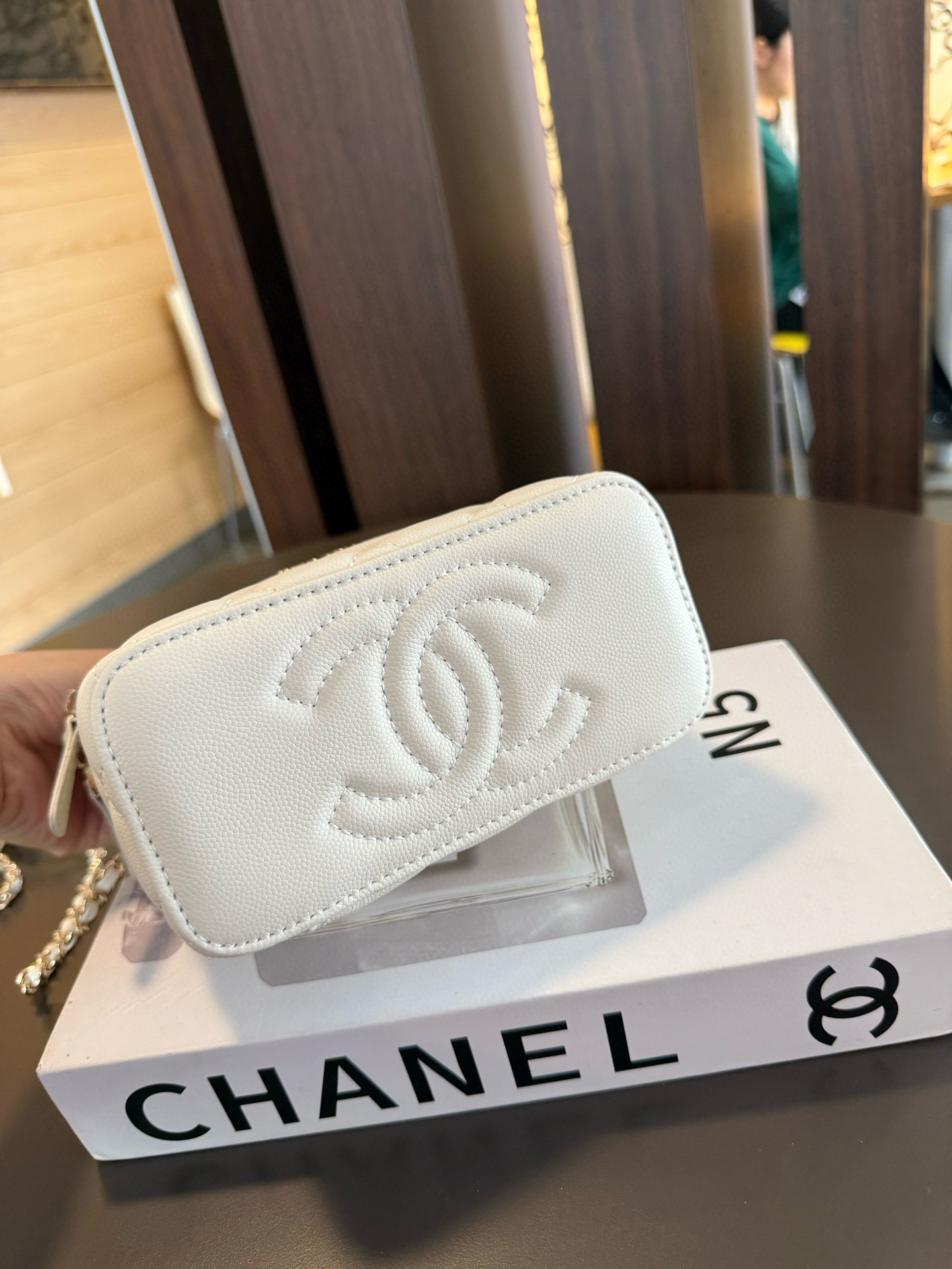 【新作】シャネル 25S ココクラッシュ ハンドル付きボックスバッグ 9875 キャビアスキン