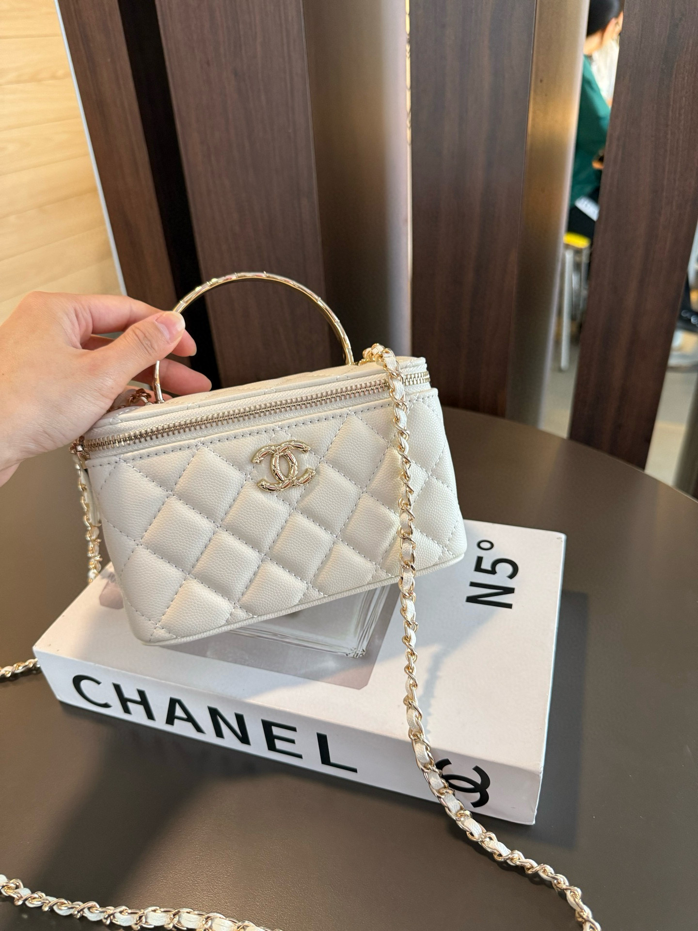 【新作】シャネル 25S ココクラッシュ ハンドル付きボックスバッグ 9875 キャビアスキン