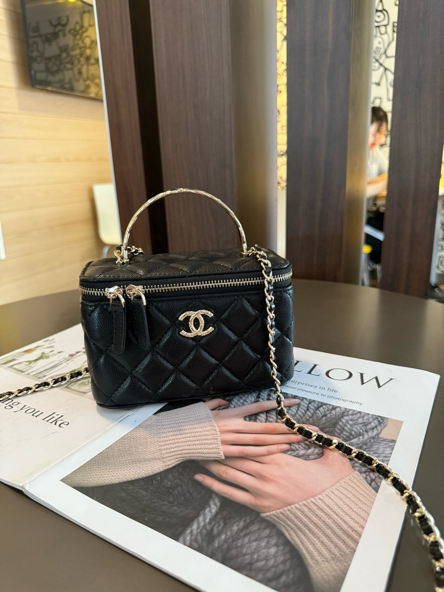 【新作】シャネル 25S ココクラッシュ ハンドル付きボックスバッグ 9875 キャビアスキン