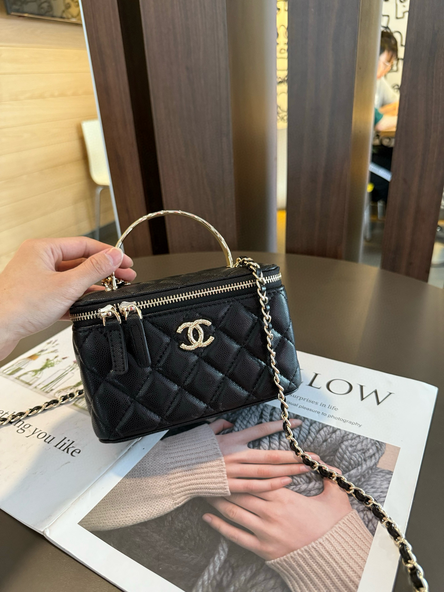 【新作】シャネル 25S ココクラッシュ ハンドル付きボックスバッグ 9875 キャビアスキン