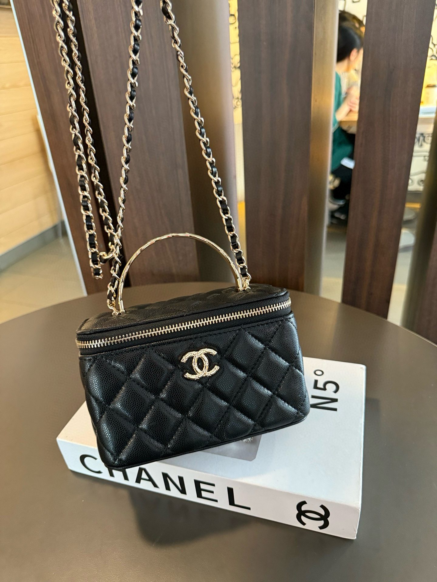 【新作】シャネル 25S ココクラッシュ ハンドル付きボックスバッグ 9875 キャビアスキン