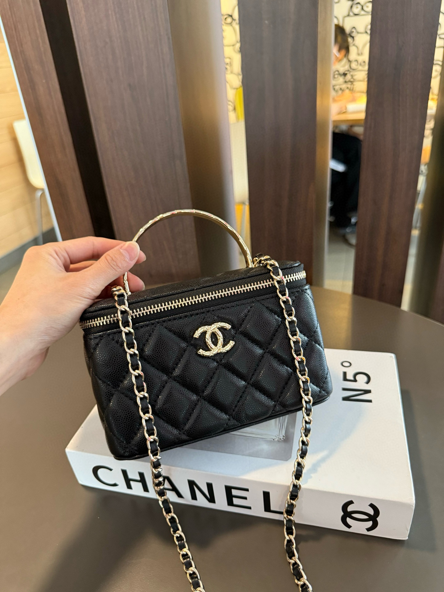 【新作】シャネル 25S ココクラッシュ ハンドル付きボックスバッグ 9875 キャビアスキン