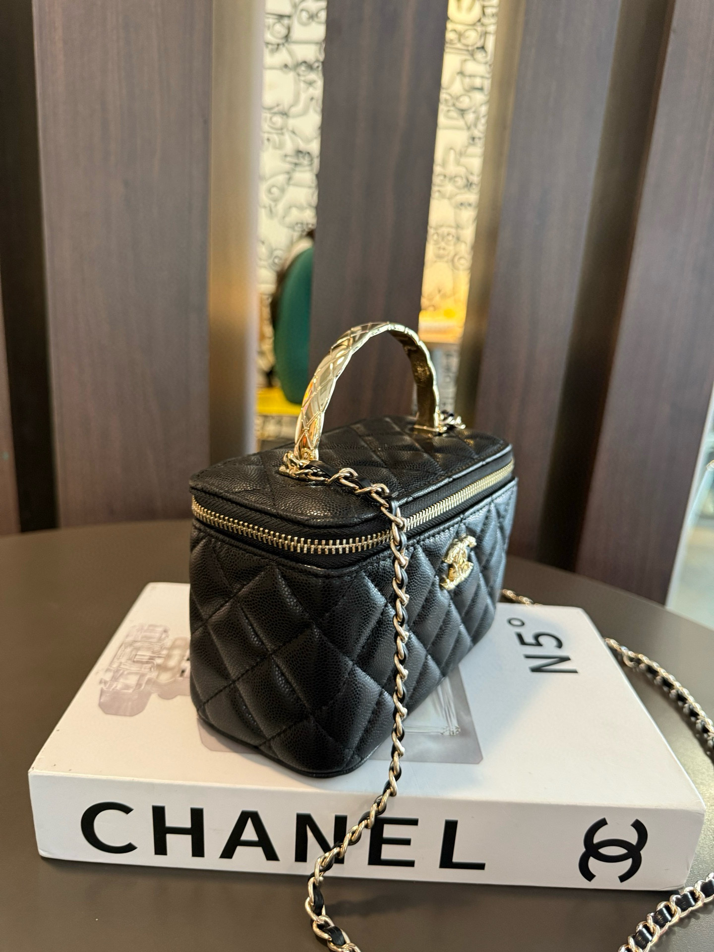 【新作】シャネル 25S ココクラッシュ ハンドル付きボックスバッグ 9875 キャビアスキン