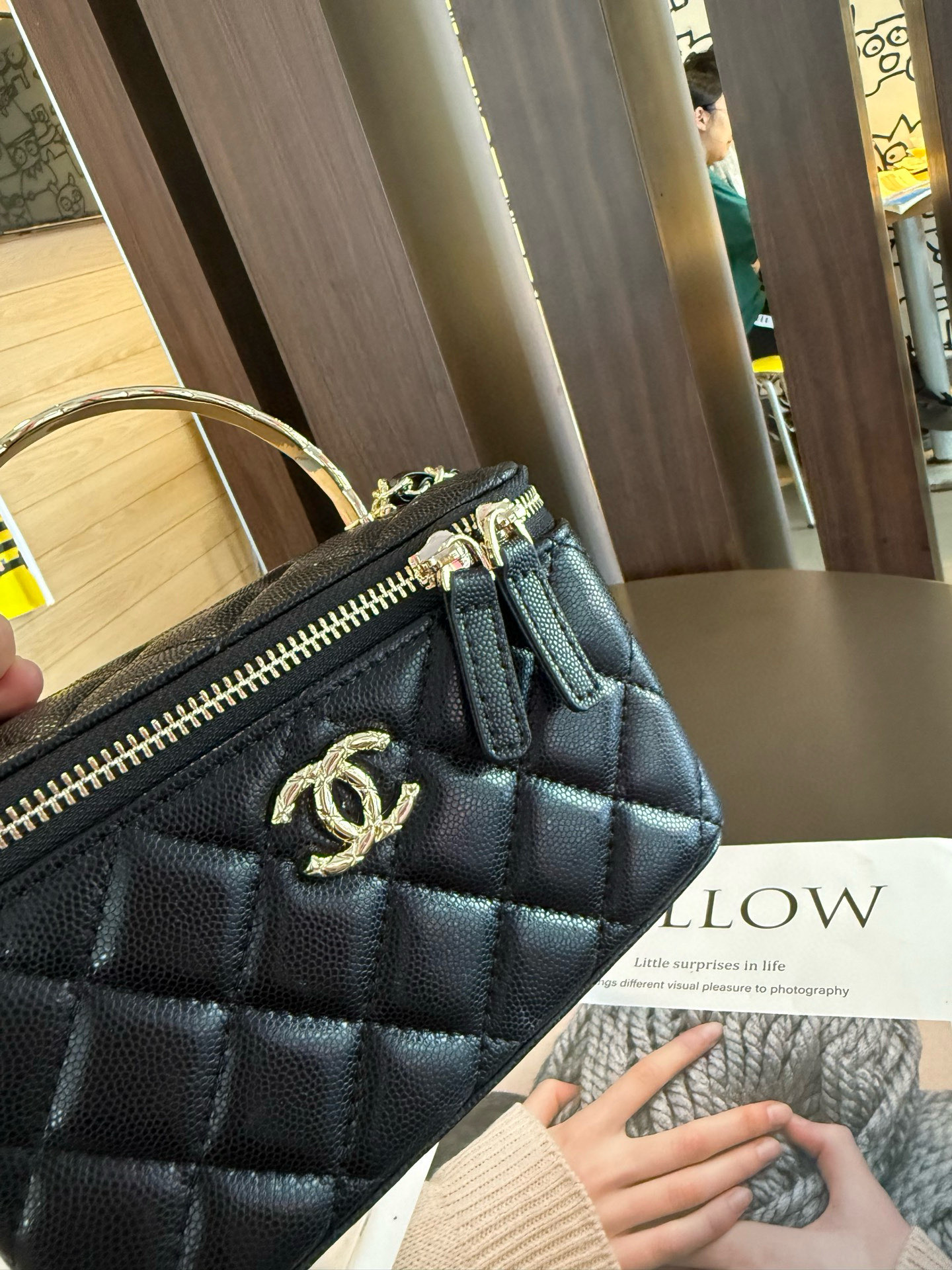 【新作】シャネル 25S ココクラッシュ ハンドル付きボックスバッグ 9875 キャビアスキン