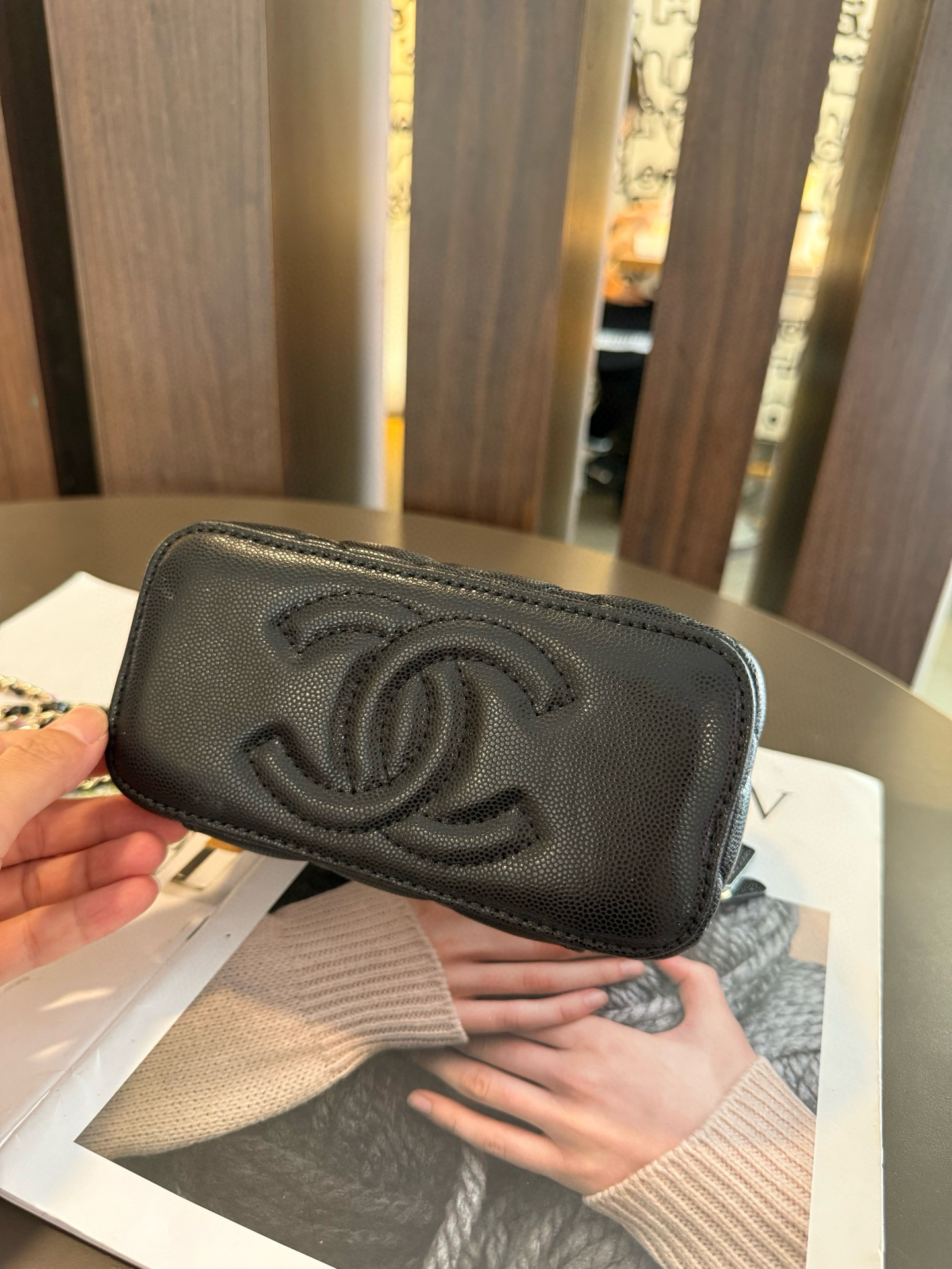 【新作】シャネル 25S ココクラッシュ ハンドル付きボックスバッグ 9875 キャビアスキン