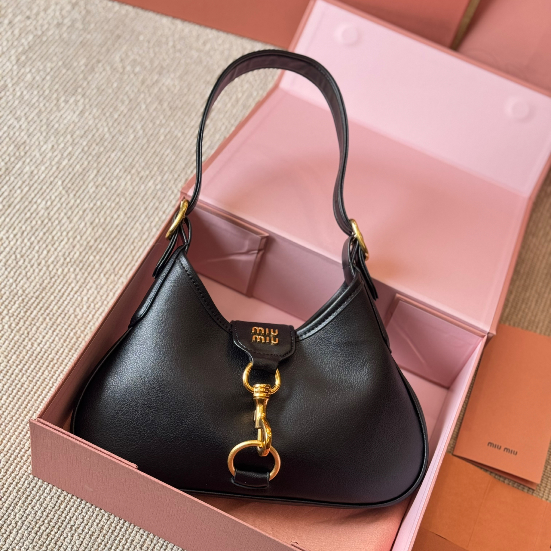 VIP価格◆MIUMIU◆マドラス レザー ホーボー ショルダーバッグ