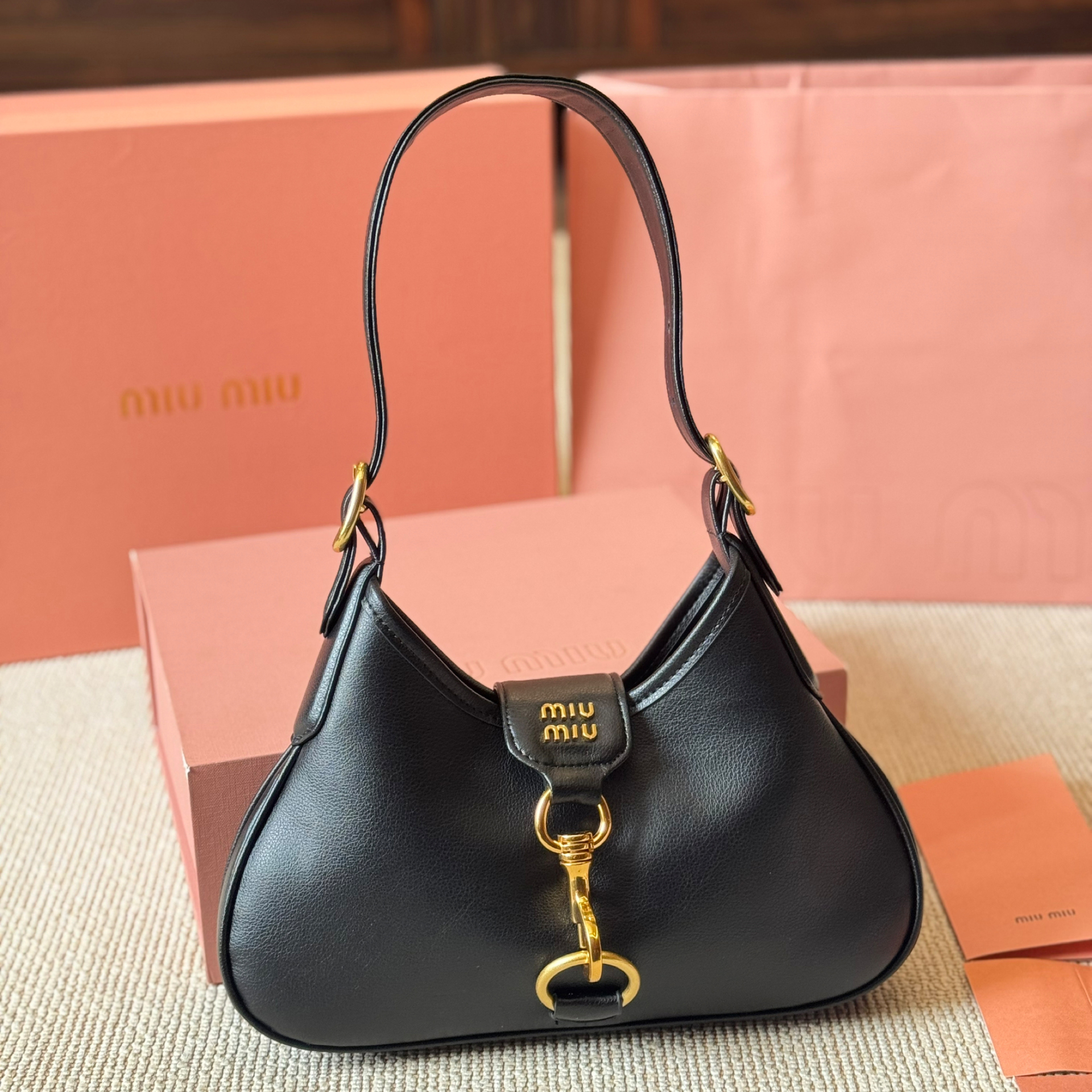 VIP価格◆MIUMIU◆マドラス レザー ホーボー ショルダーバッグ