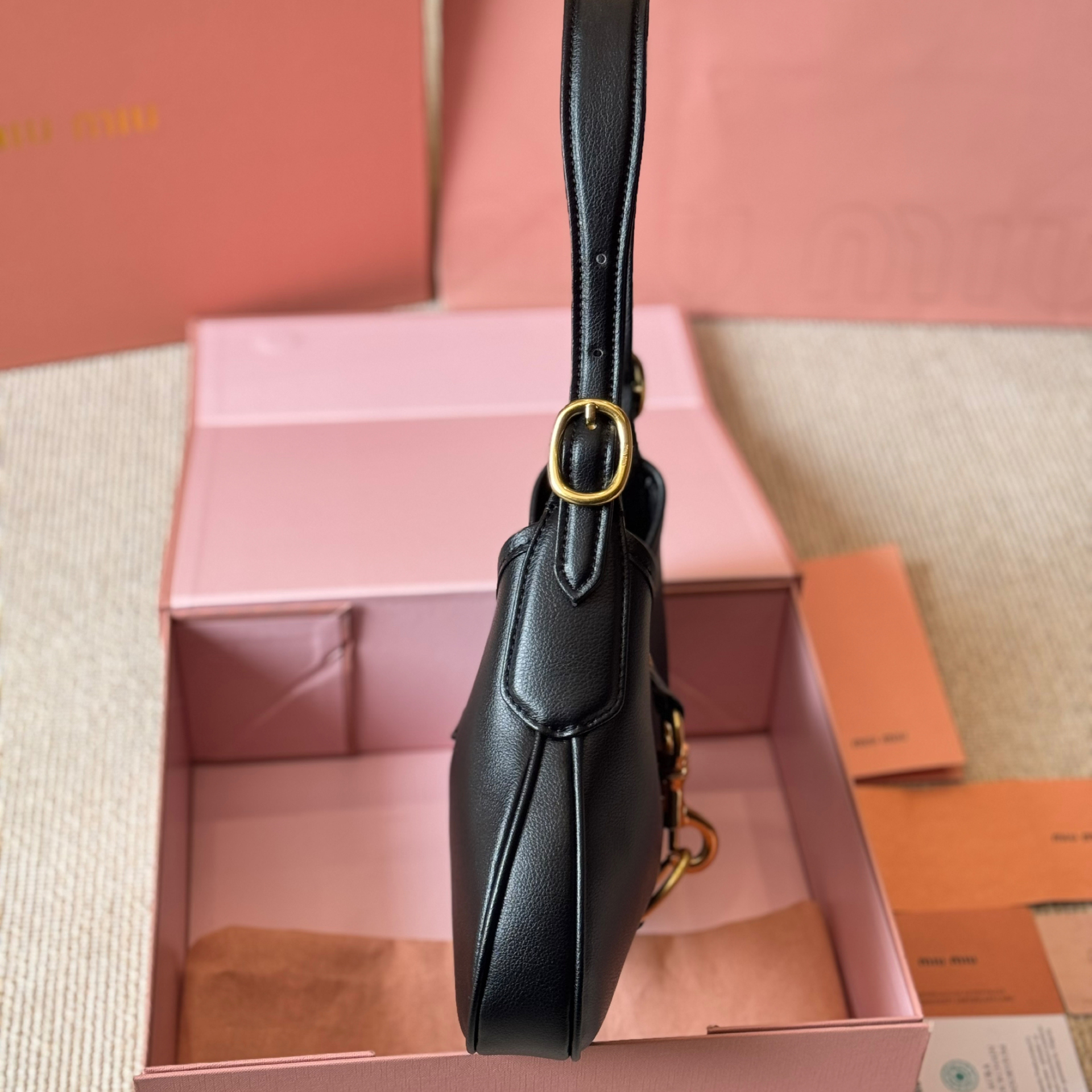 VIP価格◆MIUMIU◆マドラス レザー ホーボー ショルダーバッグ