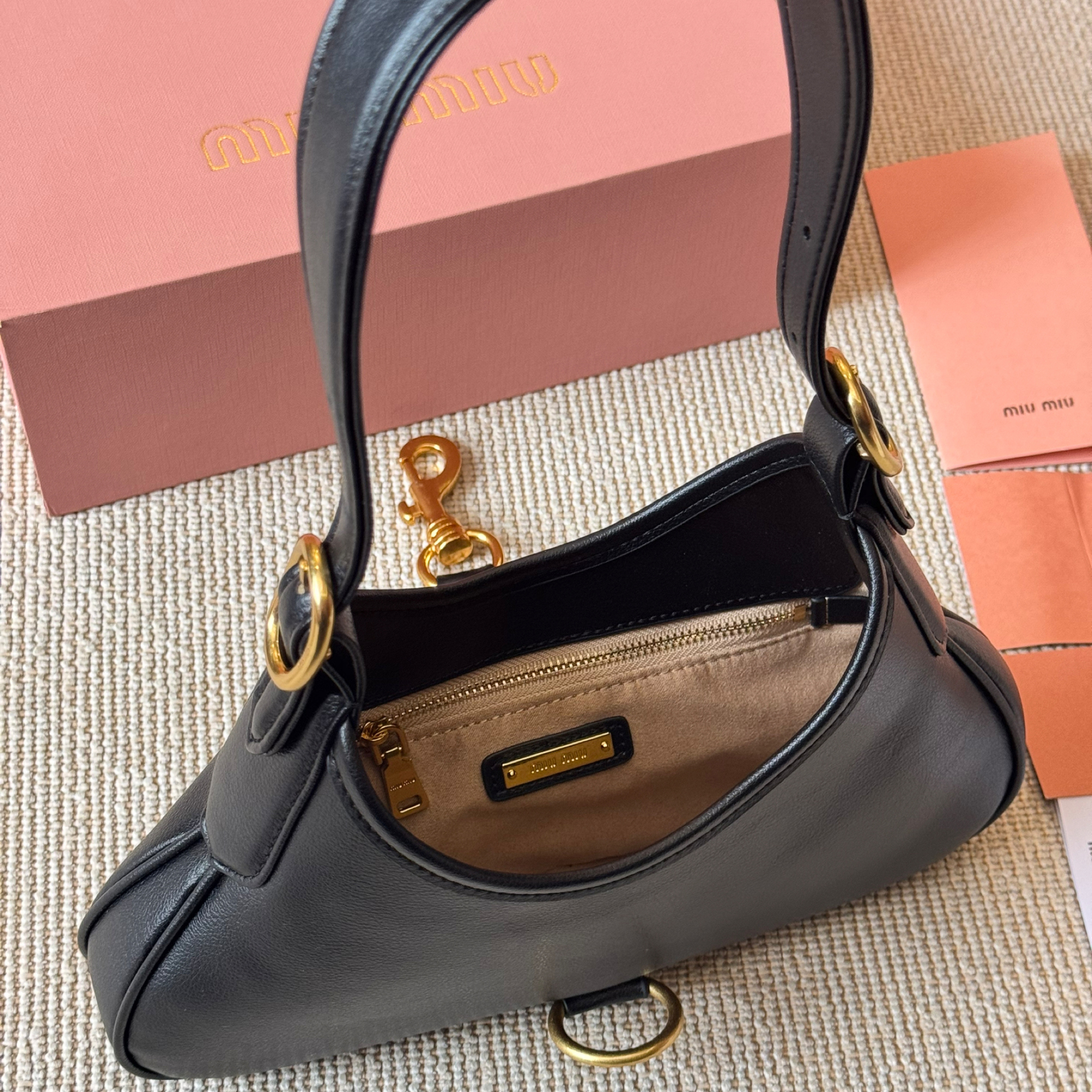 VIP価格◆MIUMIU◆マドラス レザー ホーボー ショルダーバッグ