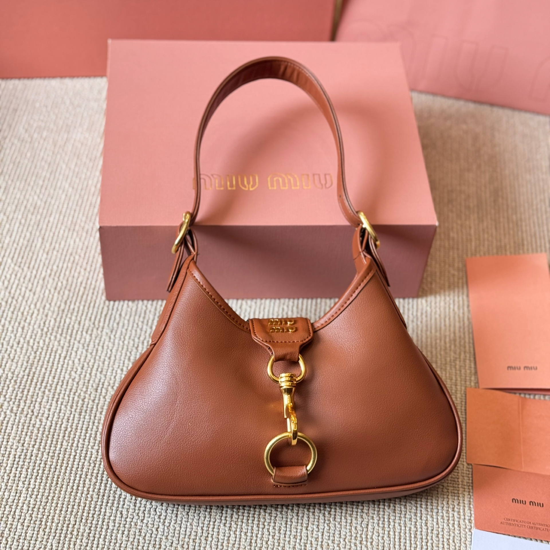 VIP価格◆MIUMIU◆マドラス レザー ホーボー ショルダーバッグ