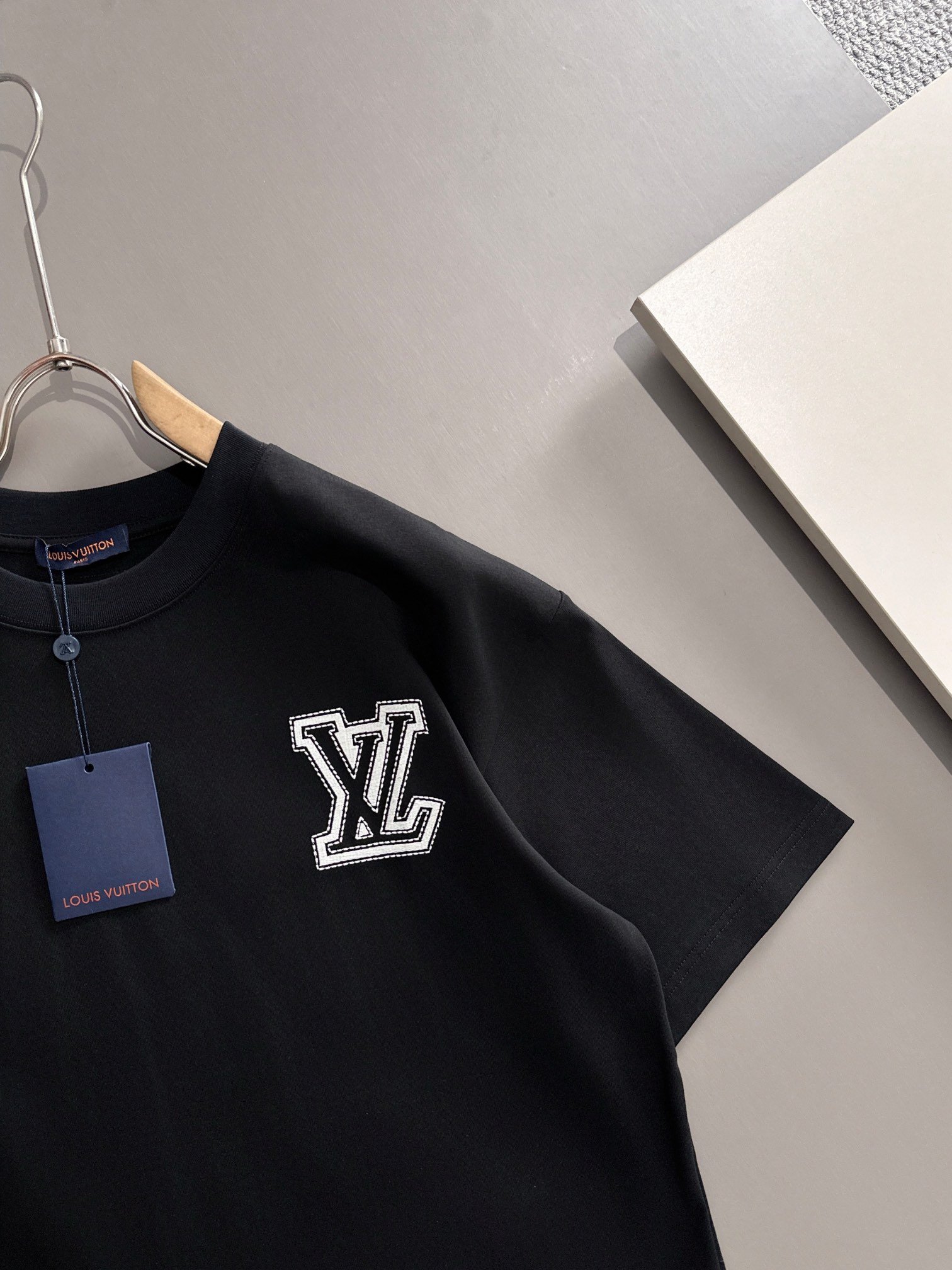 ルイ・ヴィトン 2025年春夏新作 ブラック/ホワイト 半袖 T138077
