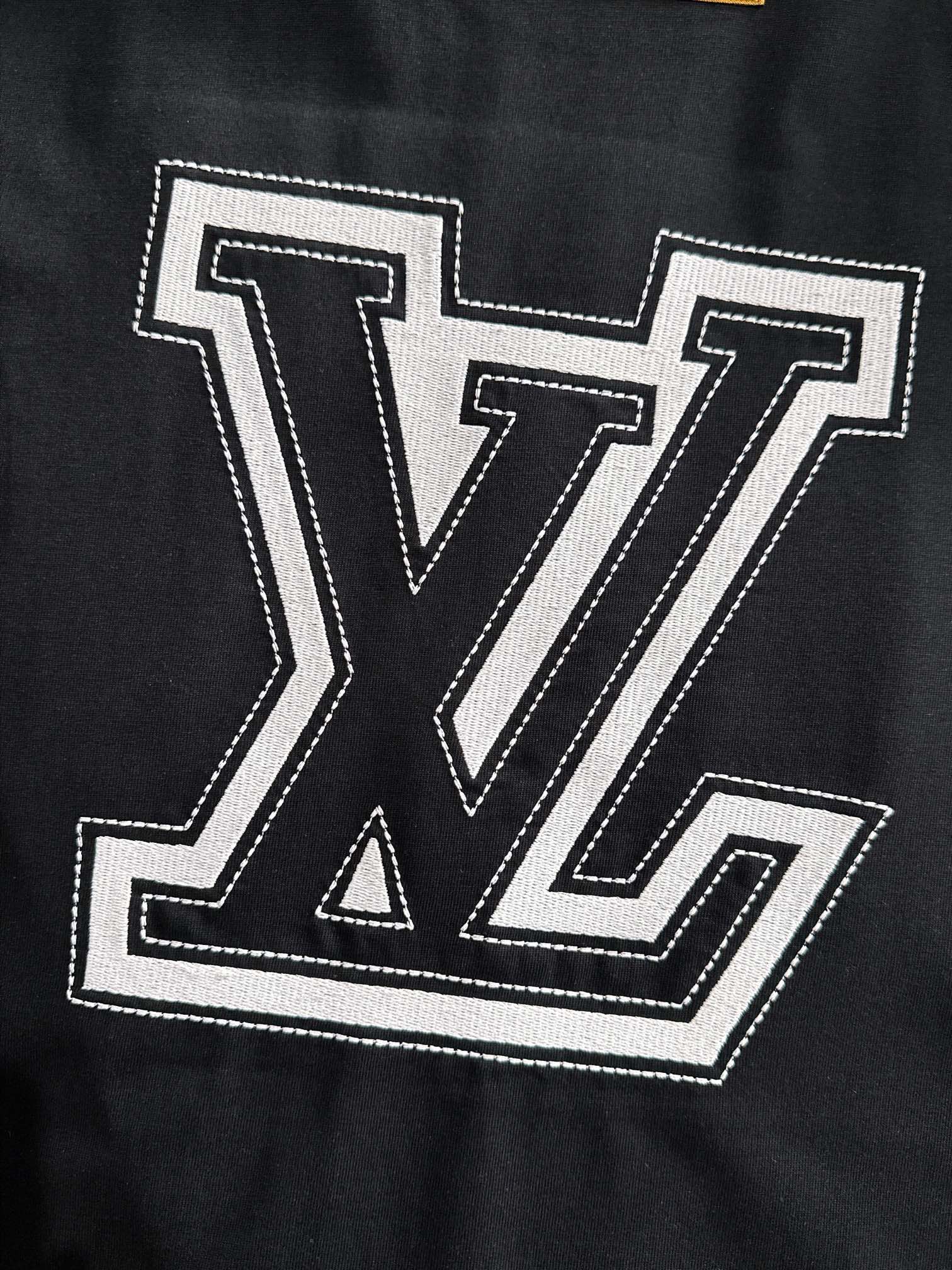 ルイ・ヴィトン 2025年春夏新作 ブラック/ホワイト 半袖 T138077