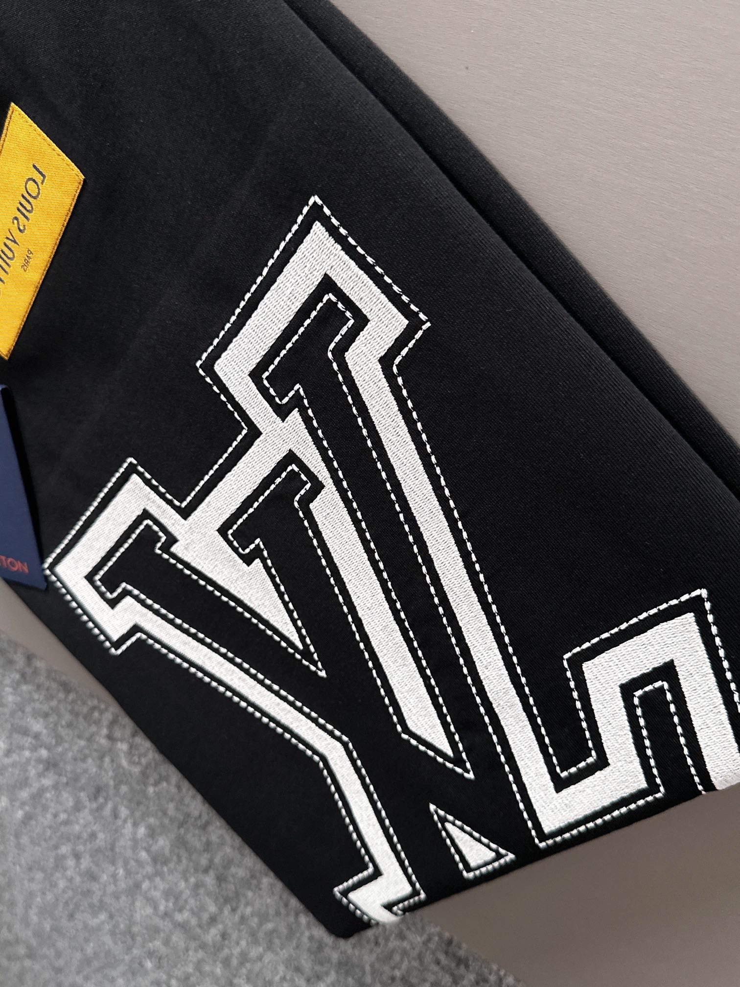 ルイ・ヴィトン 2025年春夏新作 ブラック/ホワイト 半袖 T138077