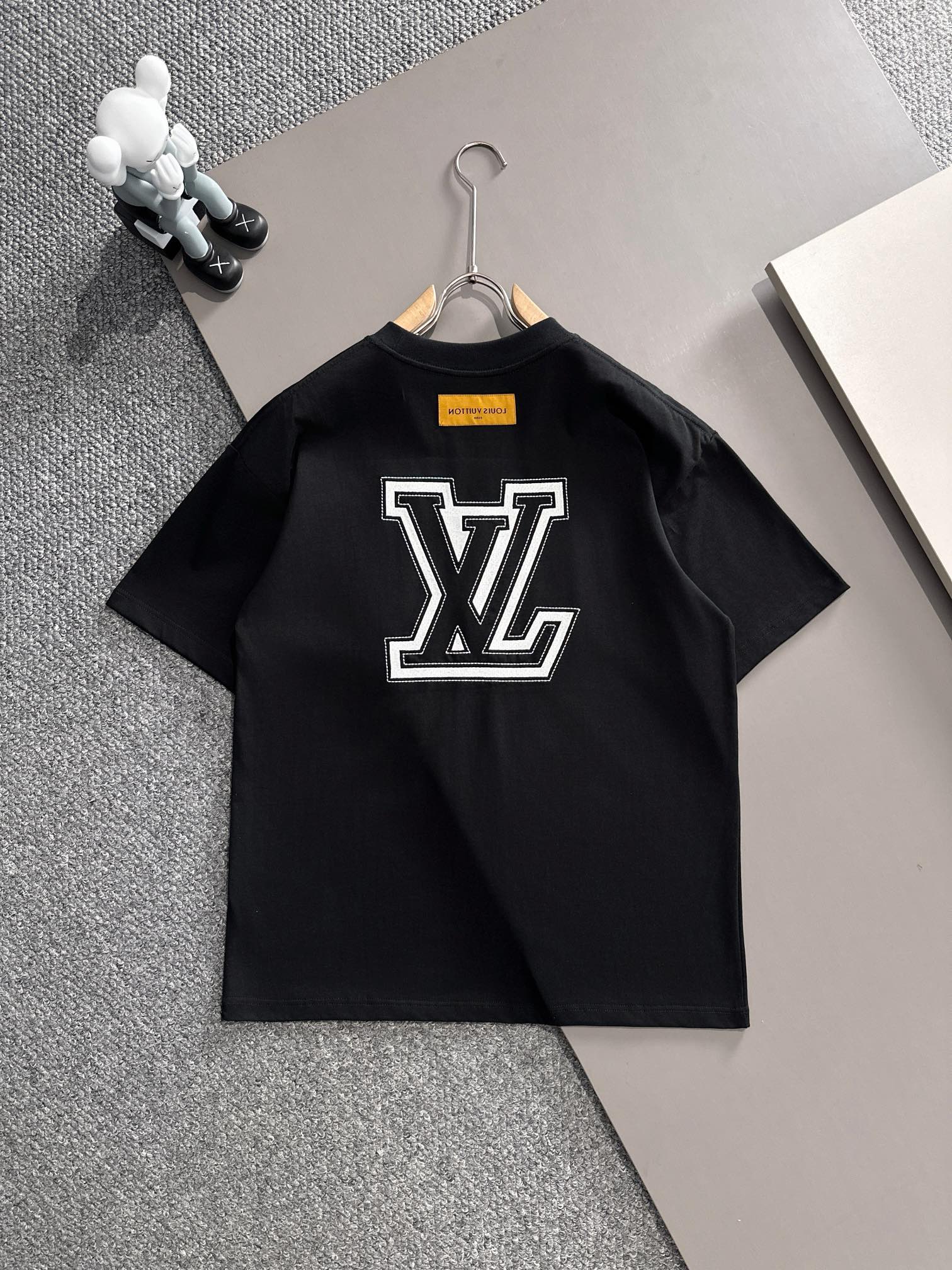 ルイ・ヴィトン 2025年春夏新作 ブラック/ホワイト 半袖 T138077