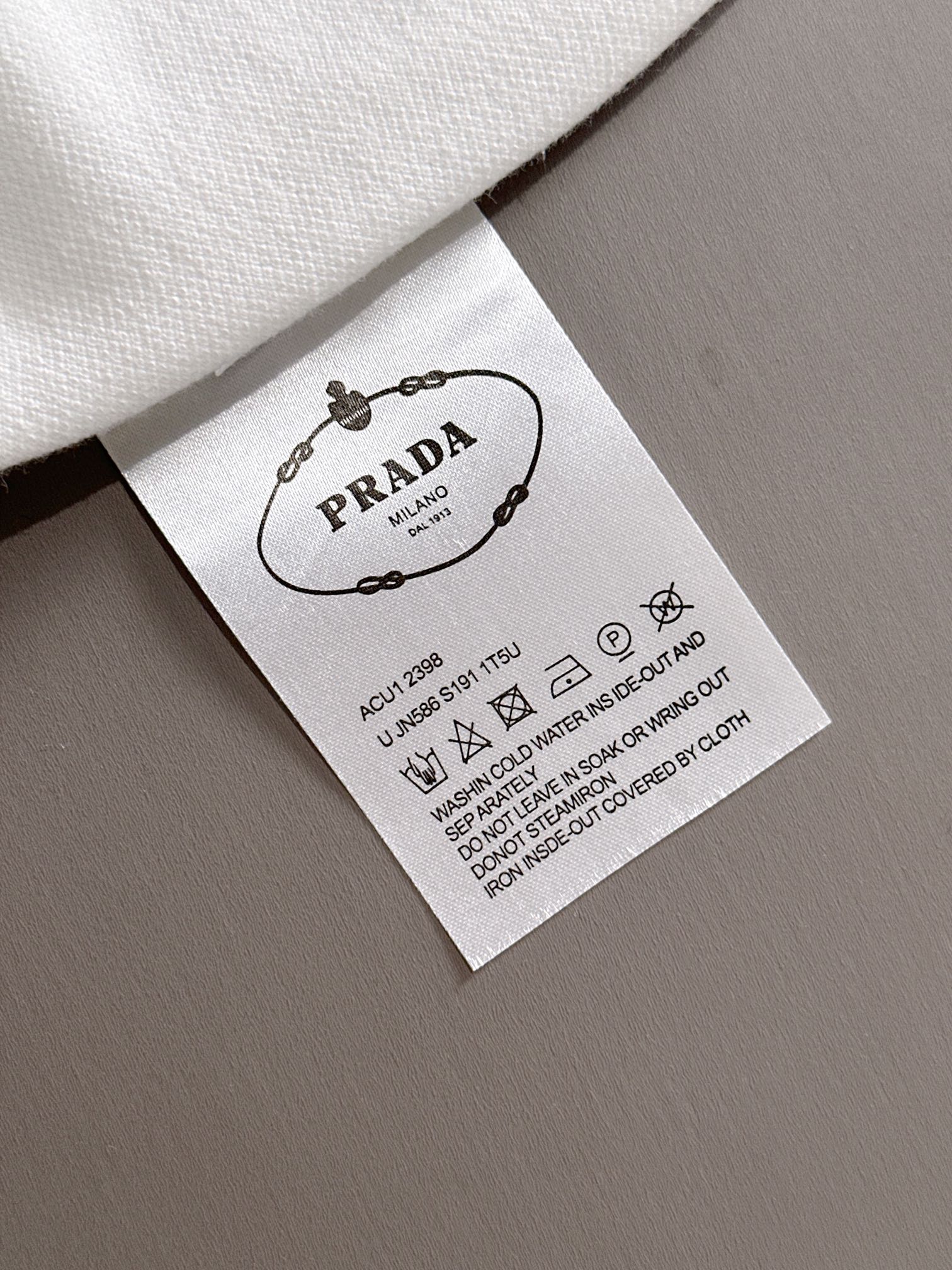 【プラダ】Prada 2025年春夏新作 ブラック/ホワイト ポロシャツ 半袖 T138073