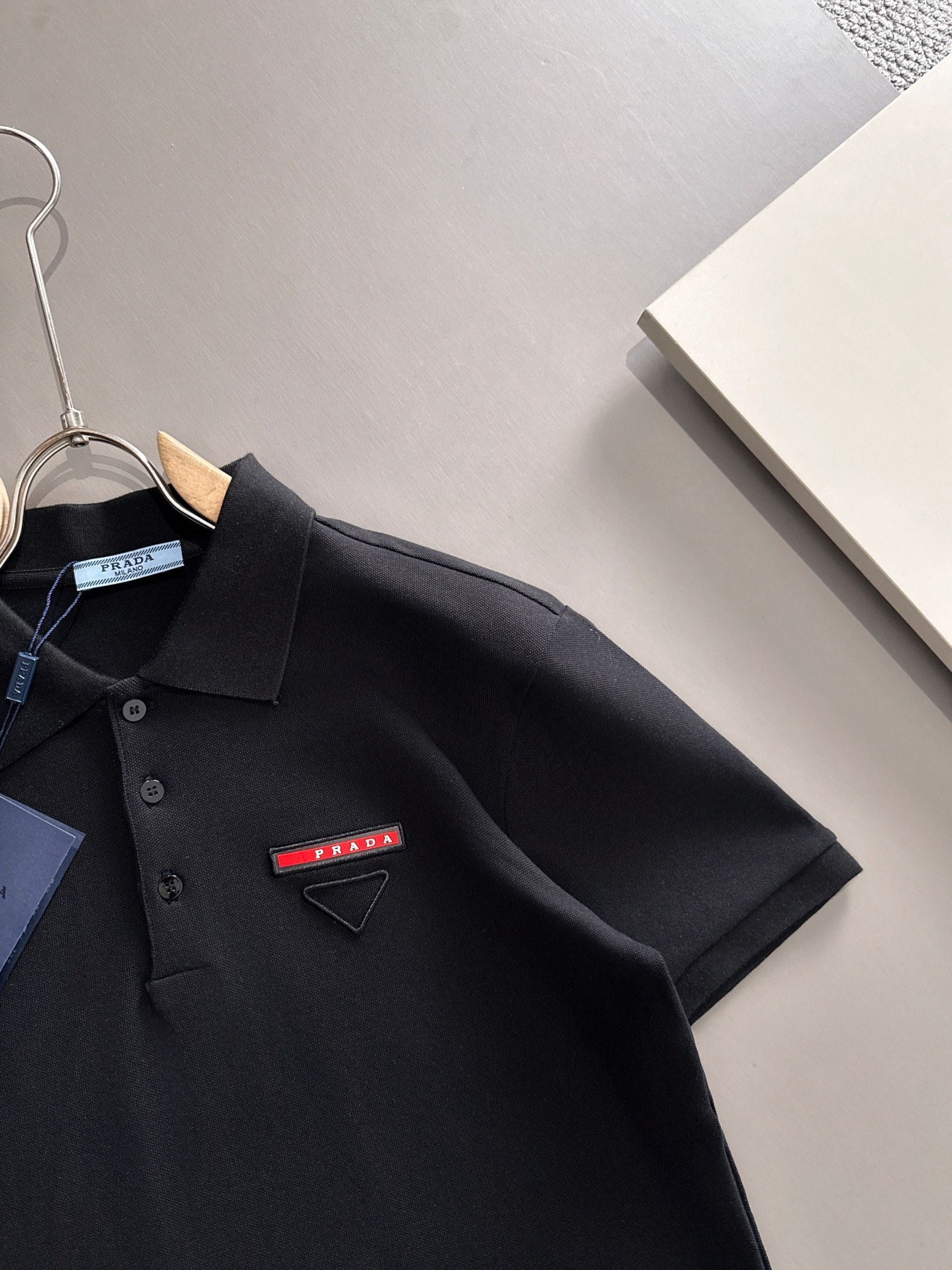 【プラダ】Prada 2025年春夏新作 ブラック/ホワイト ポロシャツ 半袖 T138073