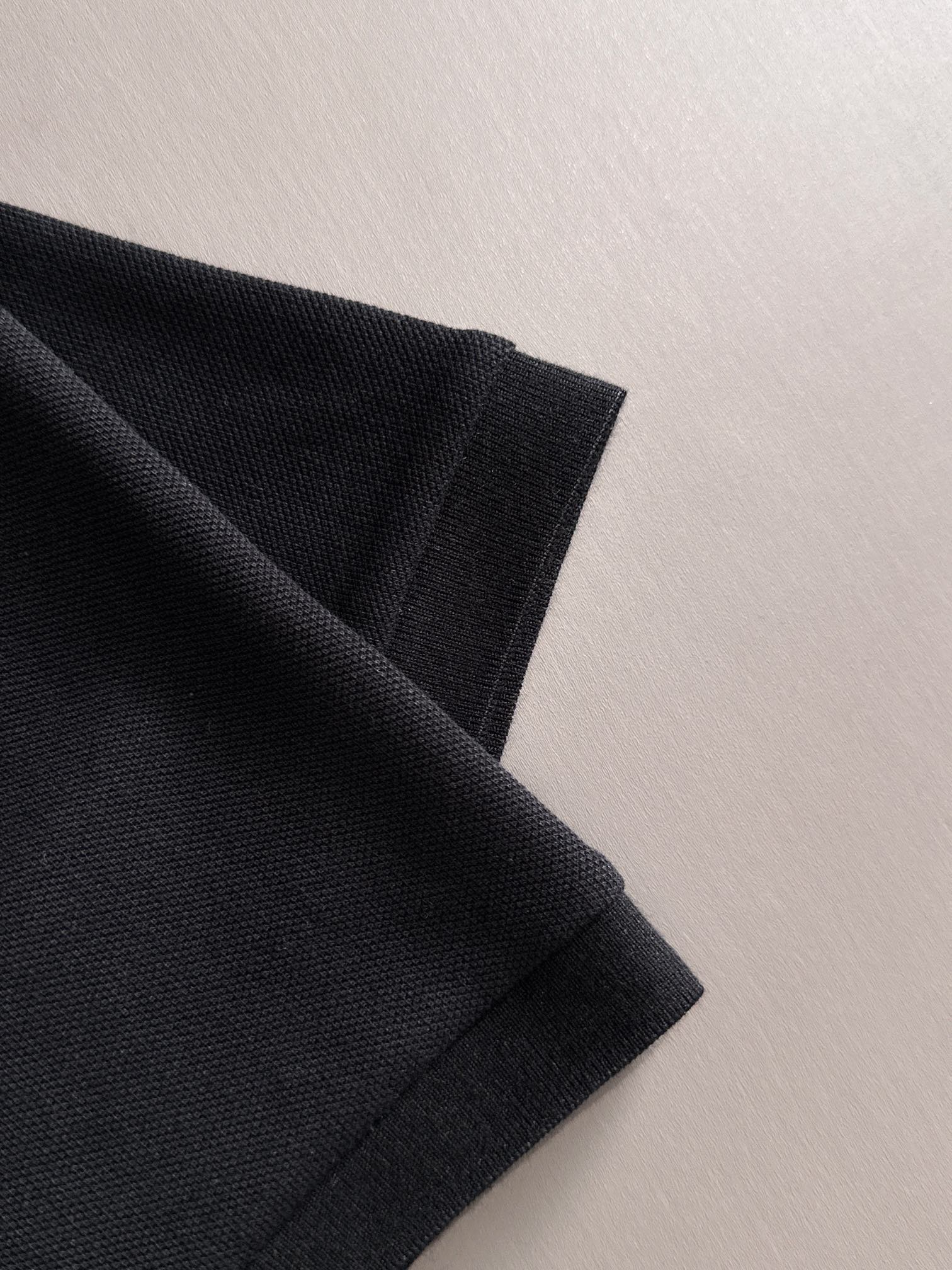 【プラダ】Prada 2025年春夏新作 ブラック/ホワイト ポロシャツ 半袖 T138073