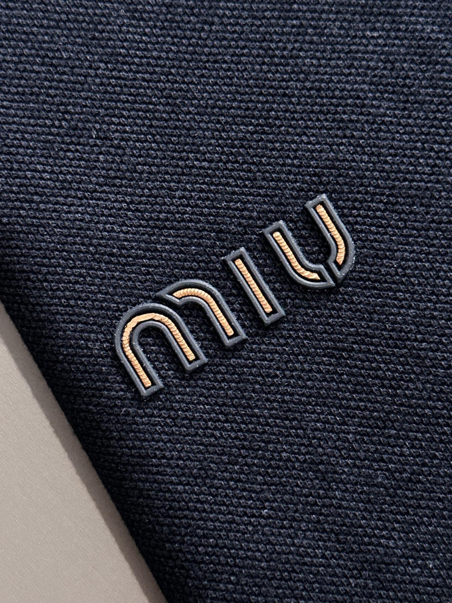 MIU MIU 2025年春夏新作 ネイビー/ホワイト ポロシャツ 半袖 T138063