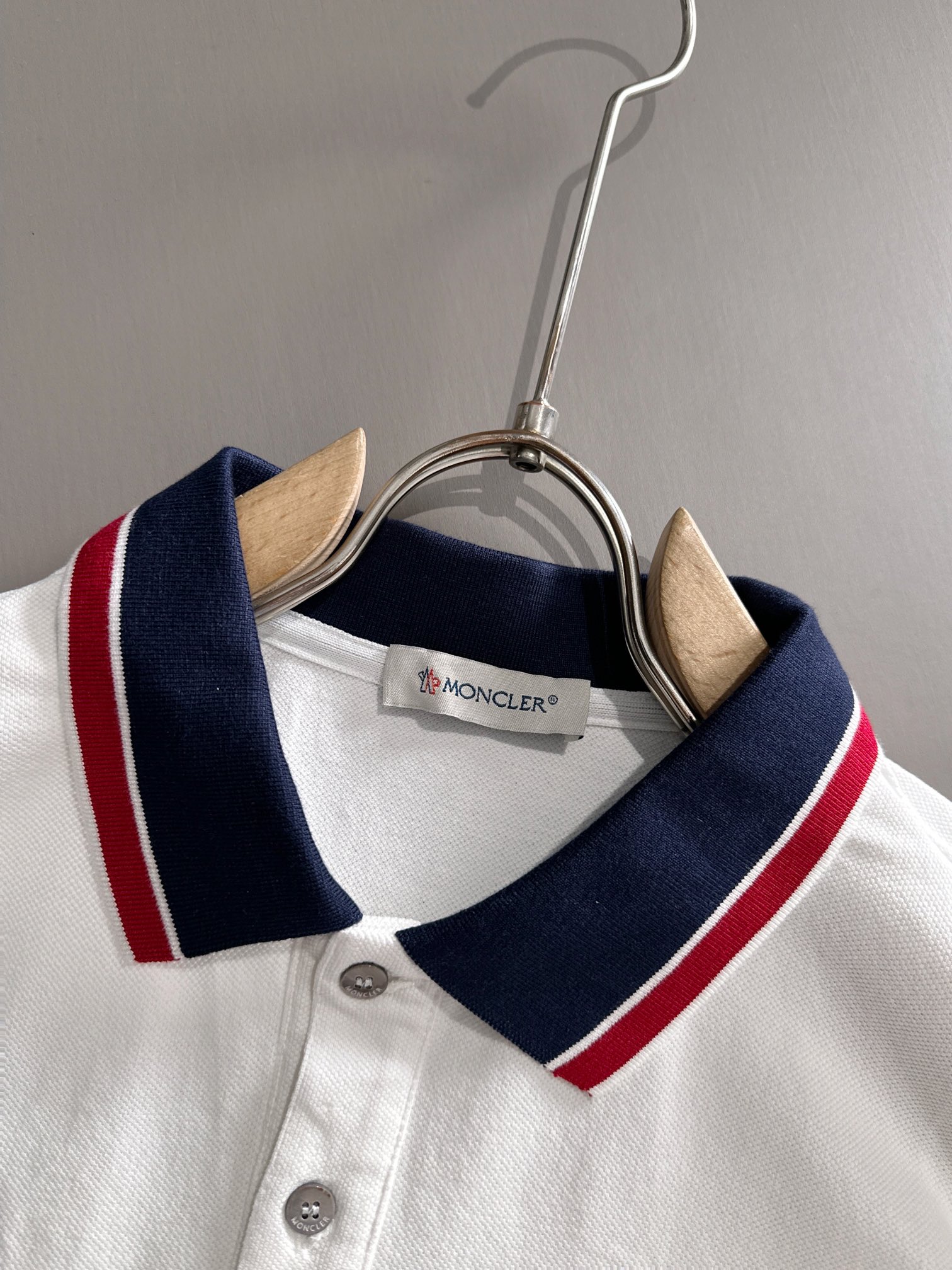 Moncler 2025年春夏コレクション ブラック/ホワイト ポロシャツ 半袖 T138056