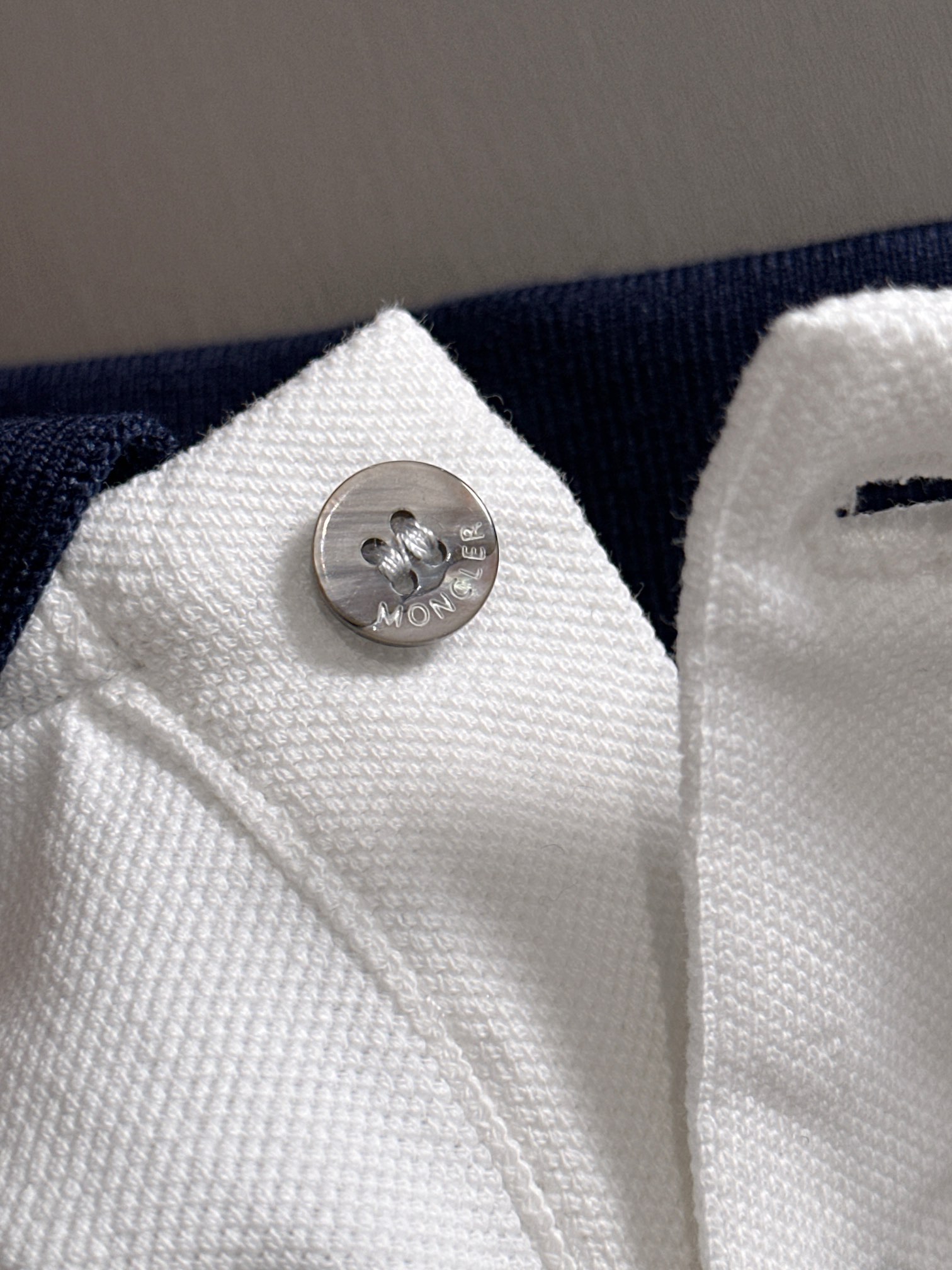 Moncler 2025年春夏コレクション ブラック/ホワイト ポロシャツ 半袖 T138056