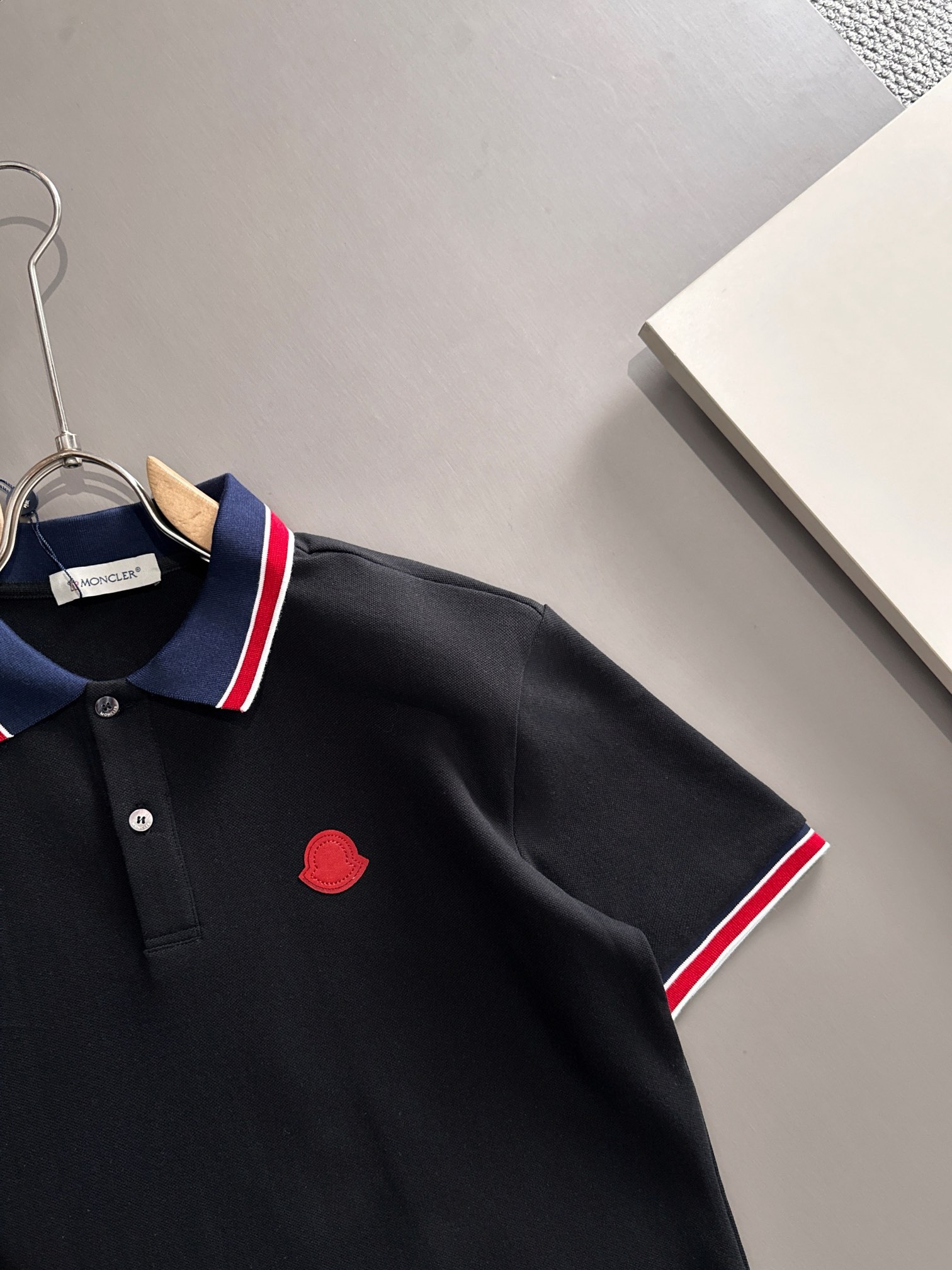 Moncler 2025年春夏コレクション ブラック/ホワイト ポロシャツ 半袖 T138056