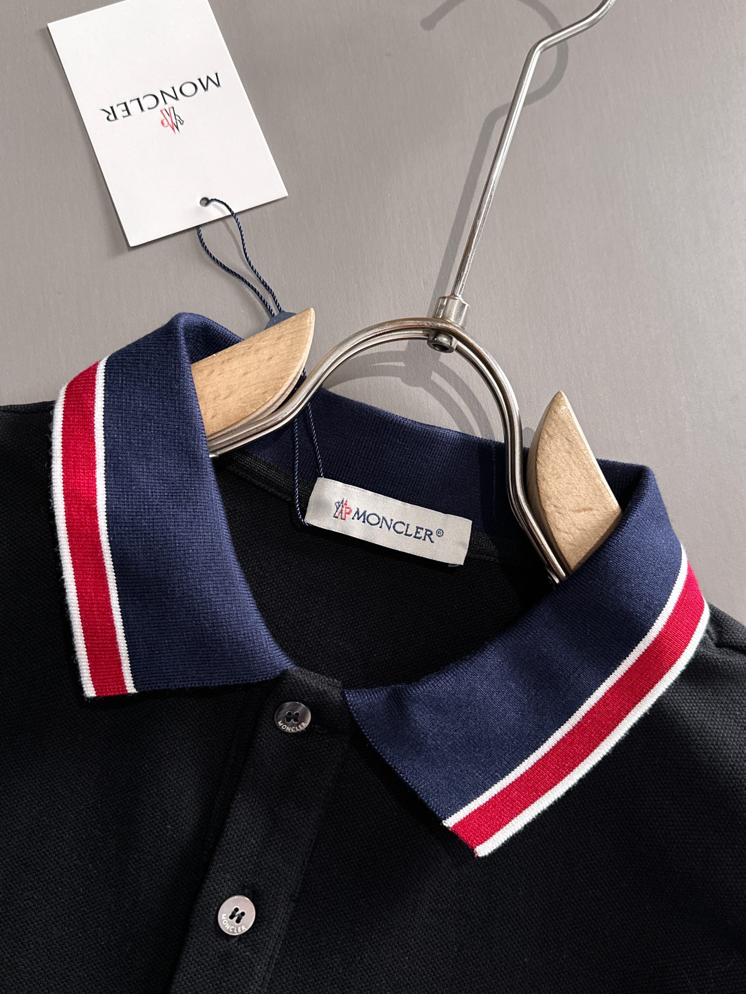 Moncler 2025年春夏コレクション ブラック/ホワイト ポロシャツ 半袖 T138056