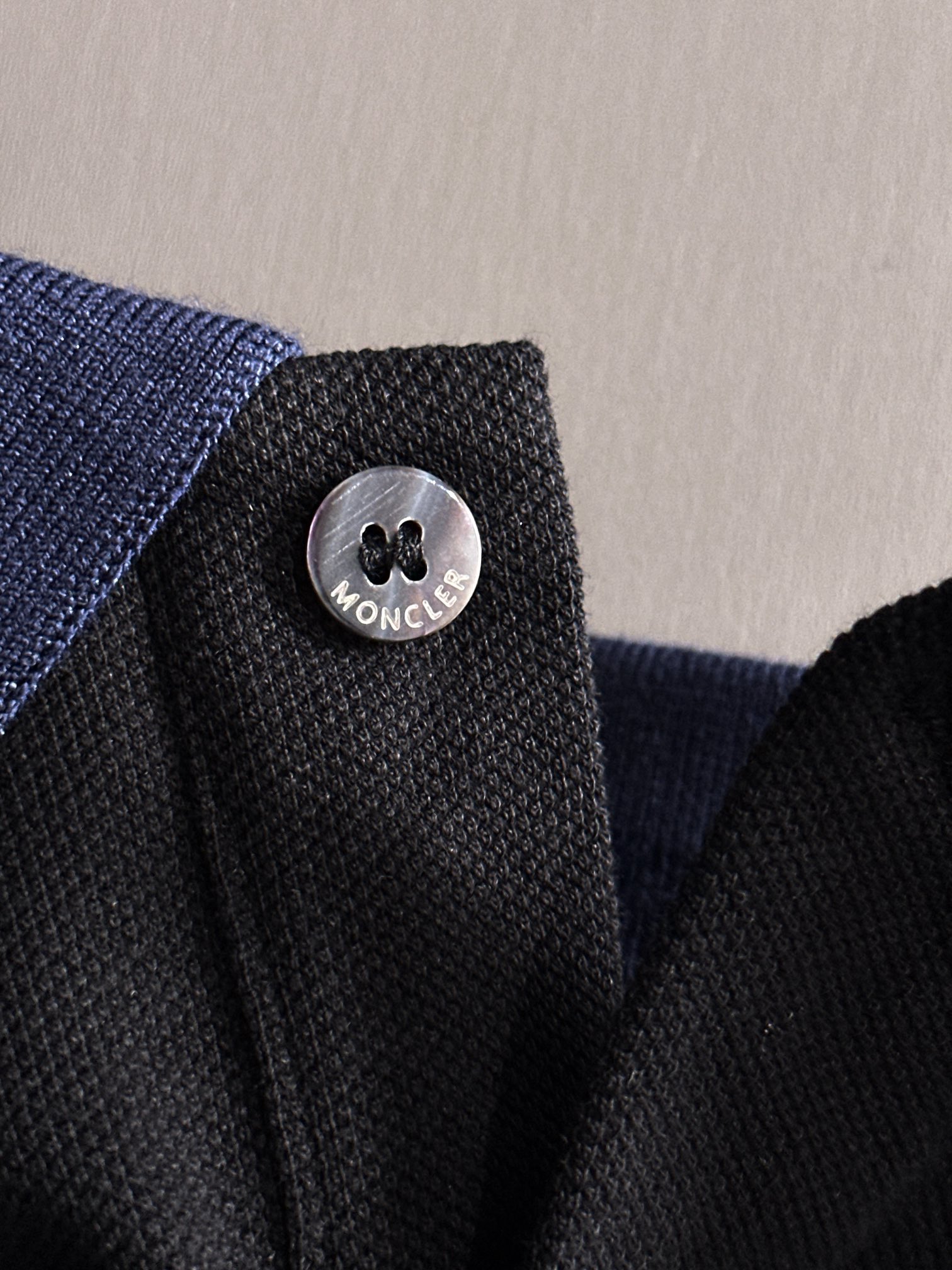 Moncler 2025年春夏コレクション ブラック/ホワイト ポロシャツ 半袖 T138056