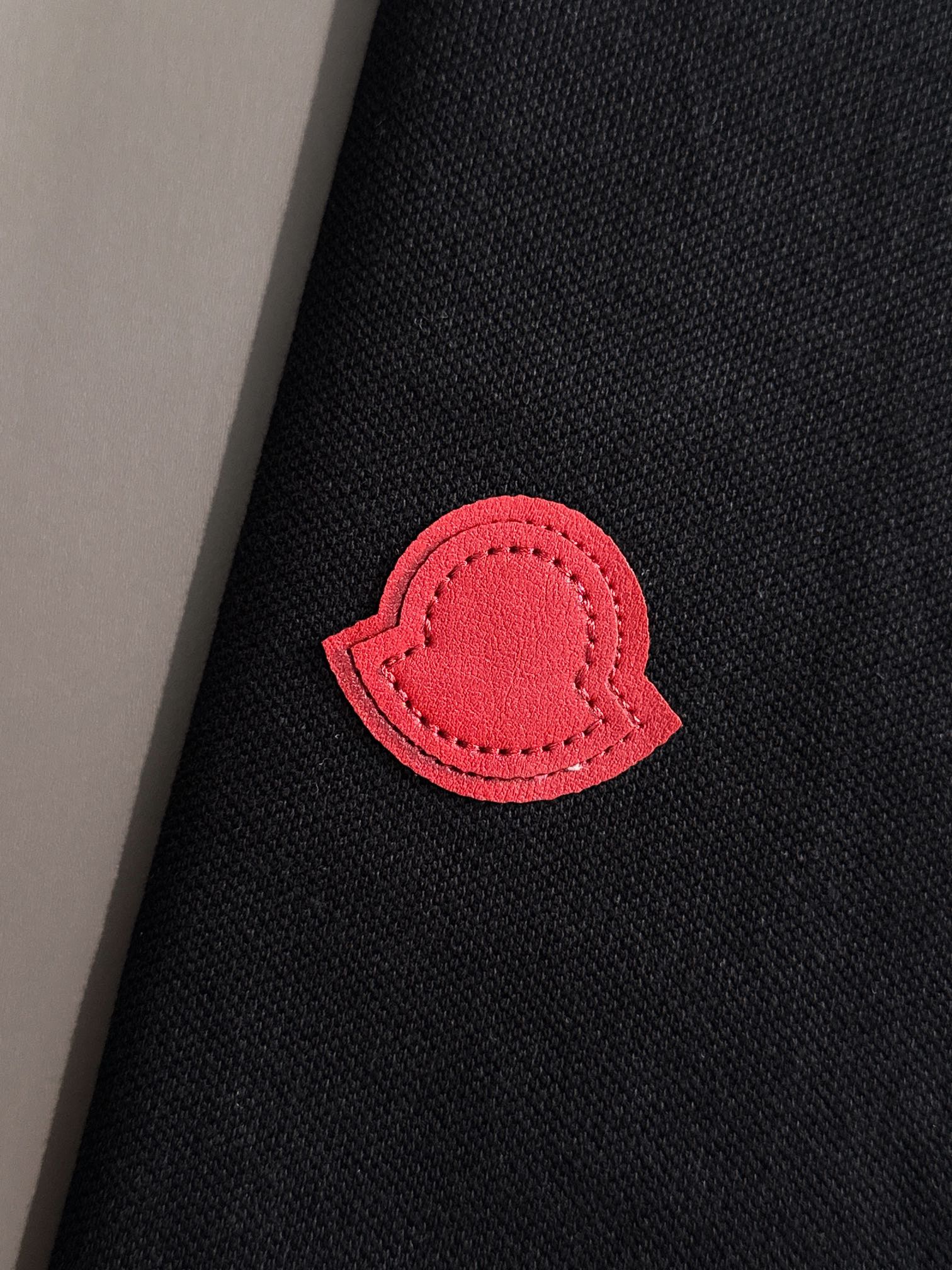 Moncler 2025年春夏コレクション ブラック/ホワイト ポロシャツ 半袖 T138056